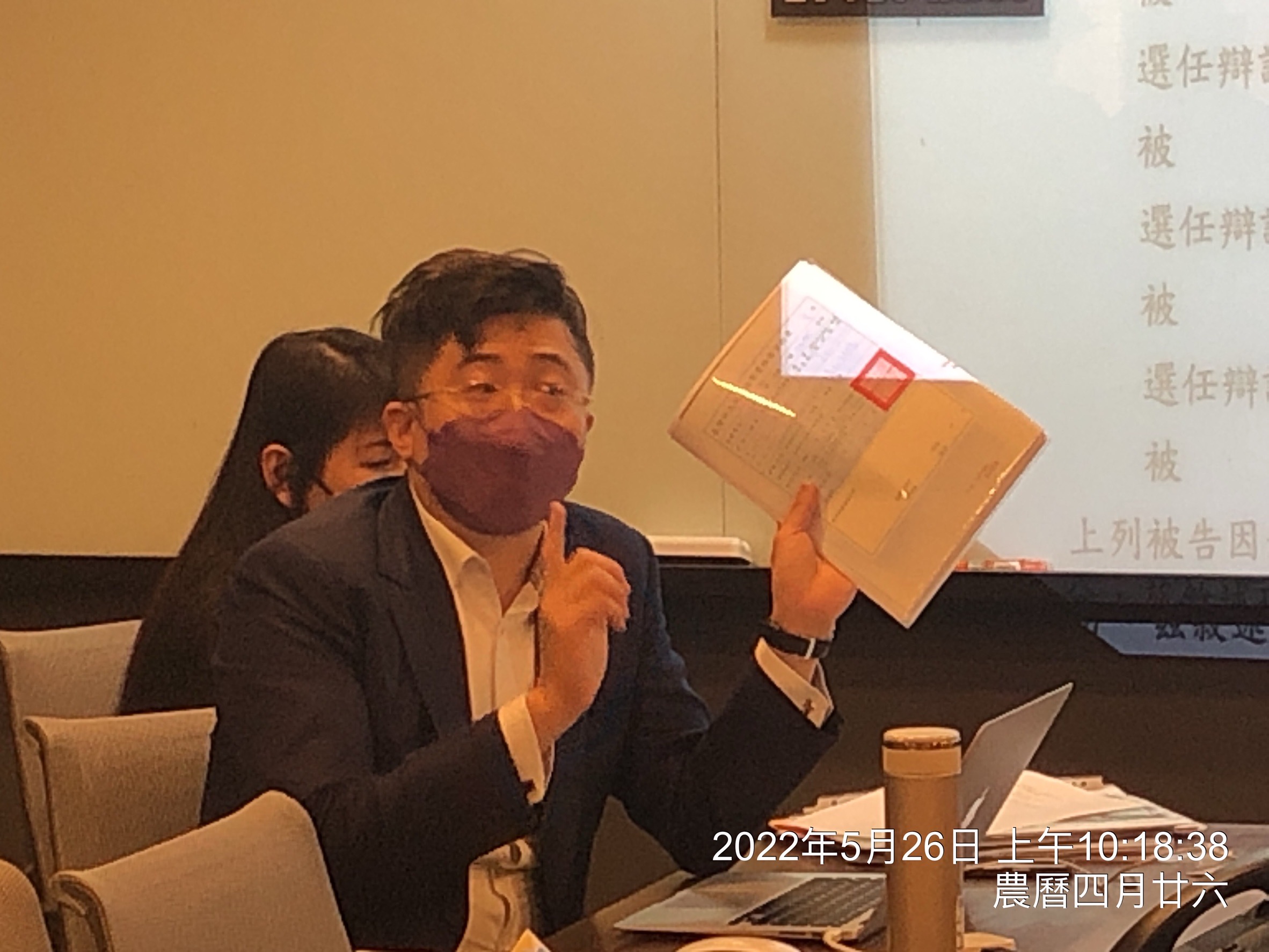 律師邱柏青表示，總幹事曹雅婷等人獲地檢署不起訴，警方辦案過程有瑕疵。（ 店仔街福德宮提供）