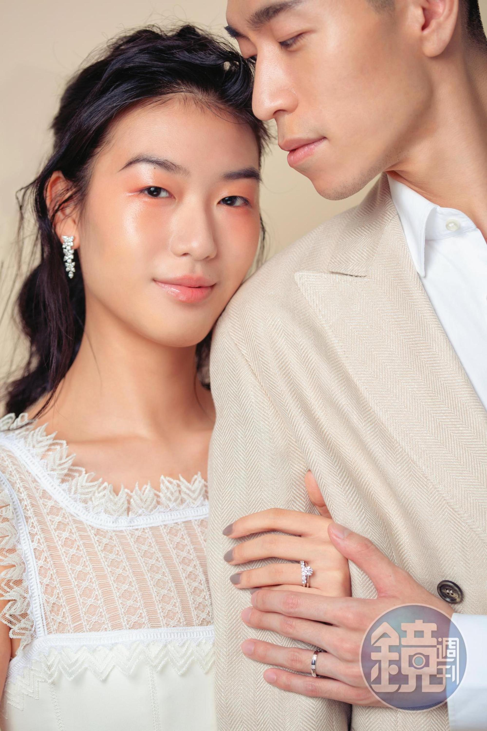 女：（右）The Tiffany Setting經典鉑金六爪鑲嵌鑽戒（總重約1.02克拉），價格店洽，（左）Embrace鉑金鑽戒 NT$200,000；Victoria鉑金鑲嵌混合式切割鑽石耳環 NT$1,555,000 All by TIFFANY；	白色蕾絲上衣 價格店洽 by SHIATZY CHEN。男：Atlas X 18K白金窄版戒指 NT$36,500 by TIFFANY；米色西裝外套 NT$195,400 by Brunello Cucinelli；白色襯衫 價格店洽 by BOSS。