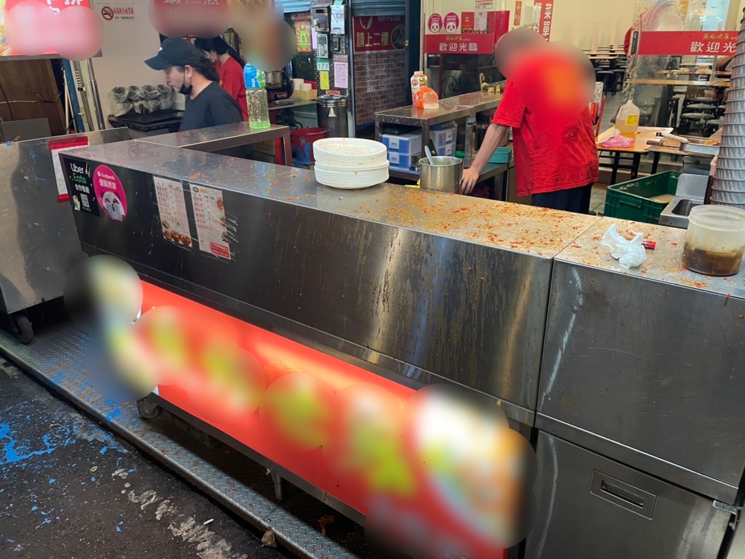 店家門口遭潑漆，地面都是藍色油漆。（翻攝畫面）
