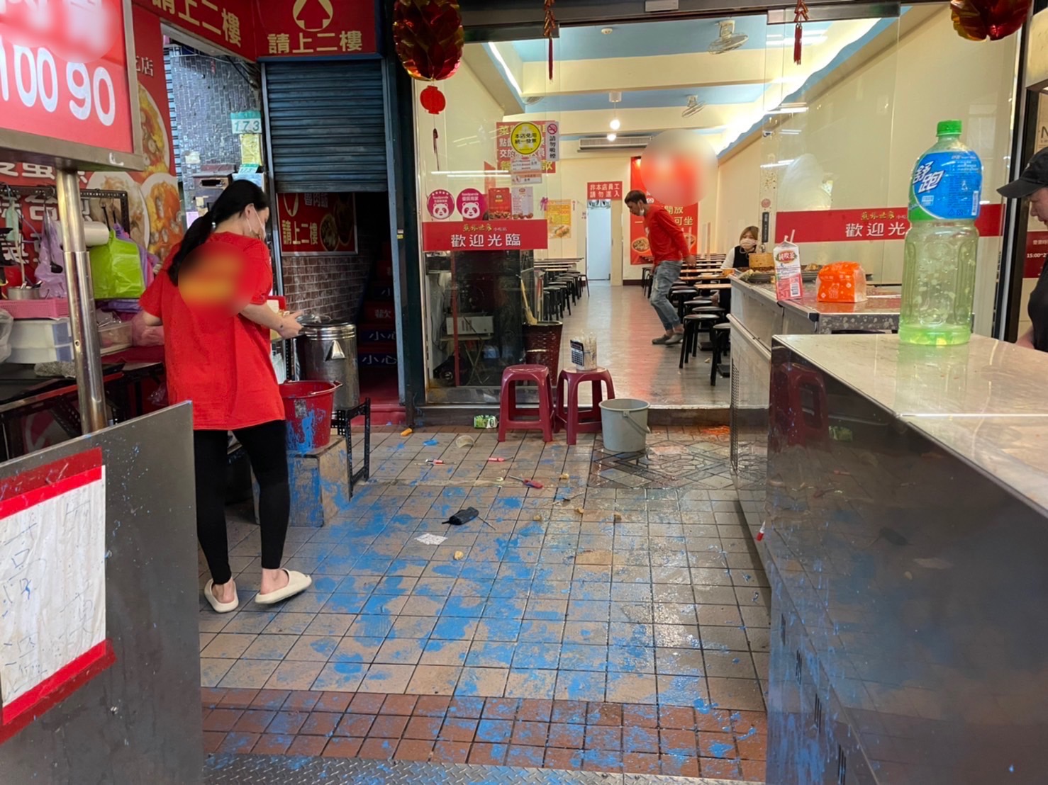 饒河夜市知名店家遭潑漆砸店。（翻攝畫面）