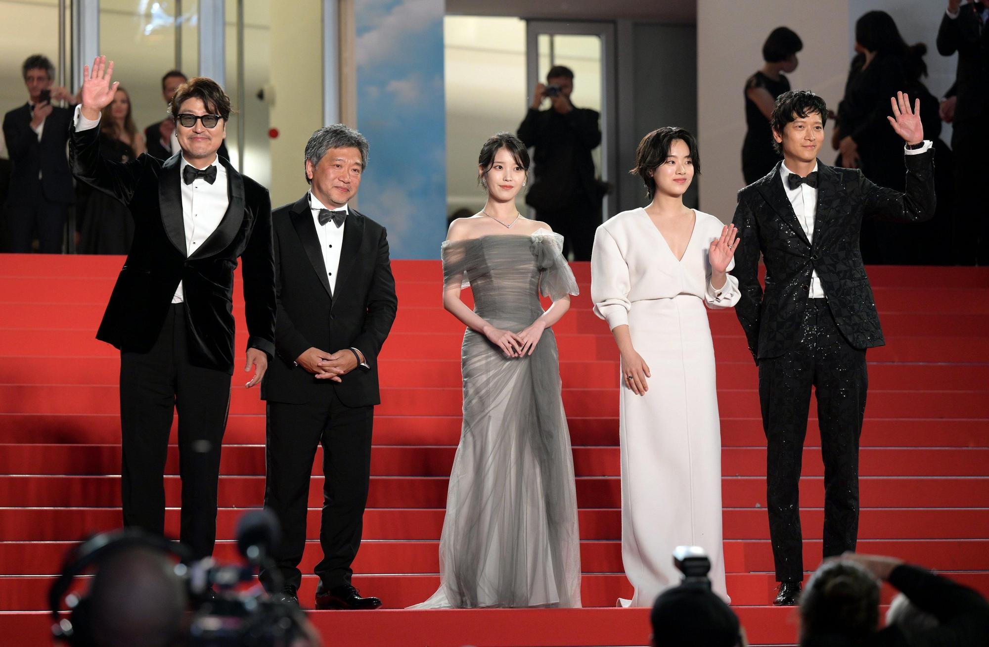 是枝裕和導演(左二)率領宋康昊(左起)、IU、李周映、姜棟元出席《嬰兒轉運站》坎城影展首映。(翻攝自CJENM Twitter)