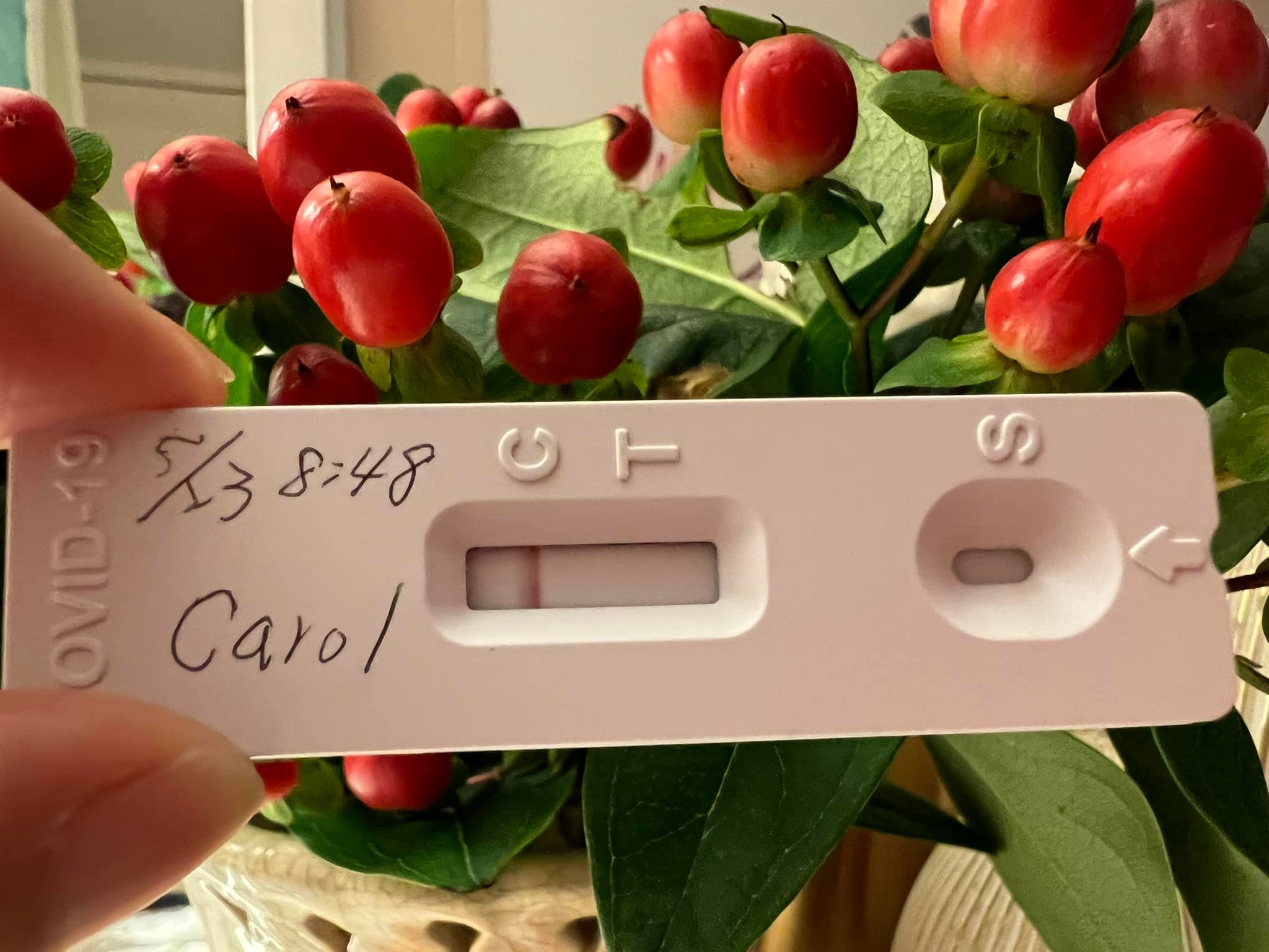 一名網友透露，自己明明快篩陰性出關，但是同事卻一直認為她身上有病毒狂對她消毒。（翻攝自「確診大小事」臉書社團）