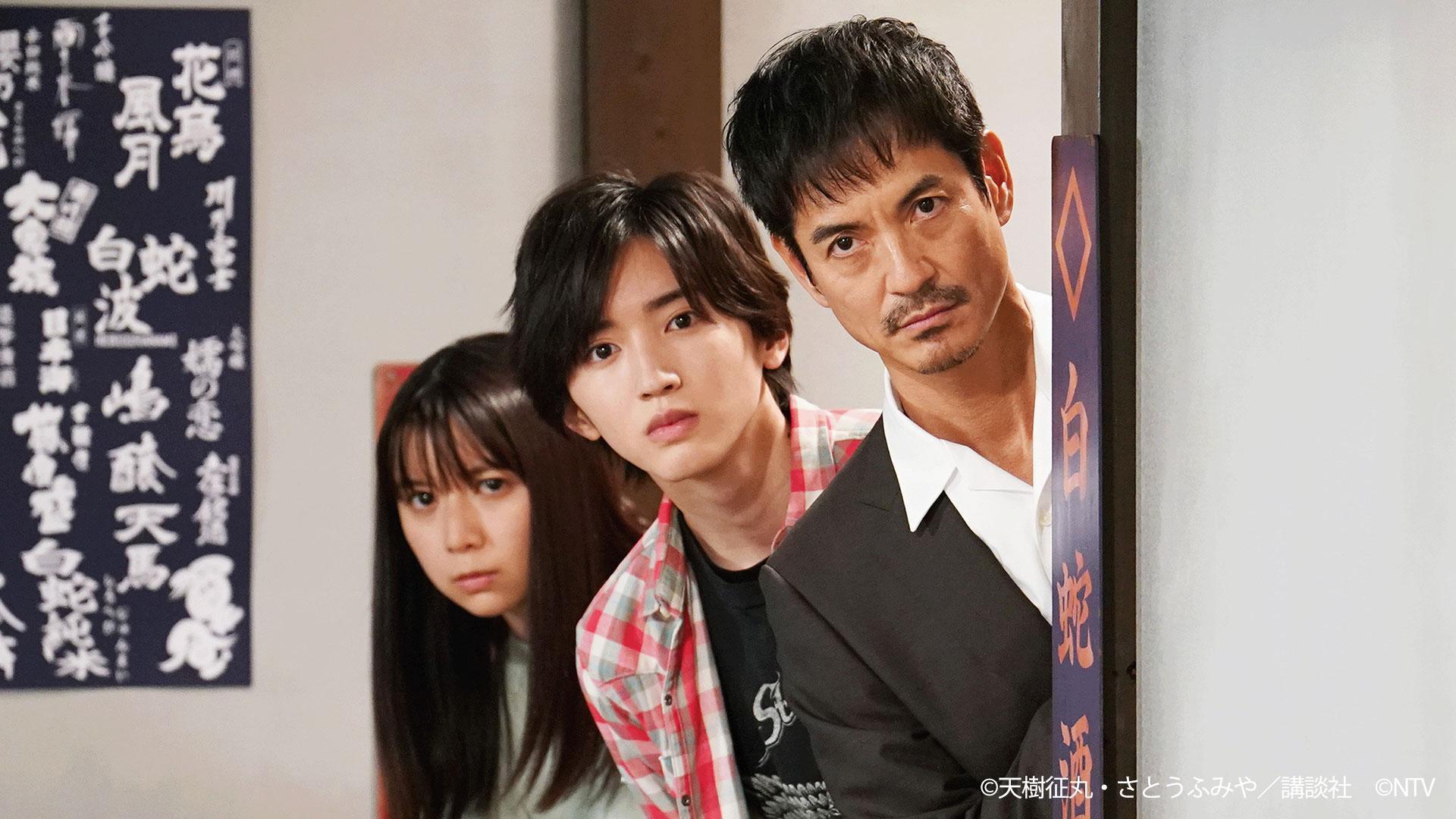 道枝駿佑（中）接捧成為第5代金田一，在《金田一少年之事件簿》中聯手青梅竹馬上白石萌歌（左）與澤村一樹破案。（翻攝自Disney+ Japan官方Twitter）