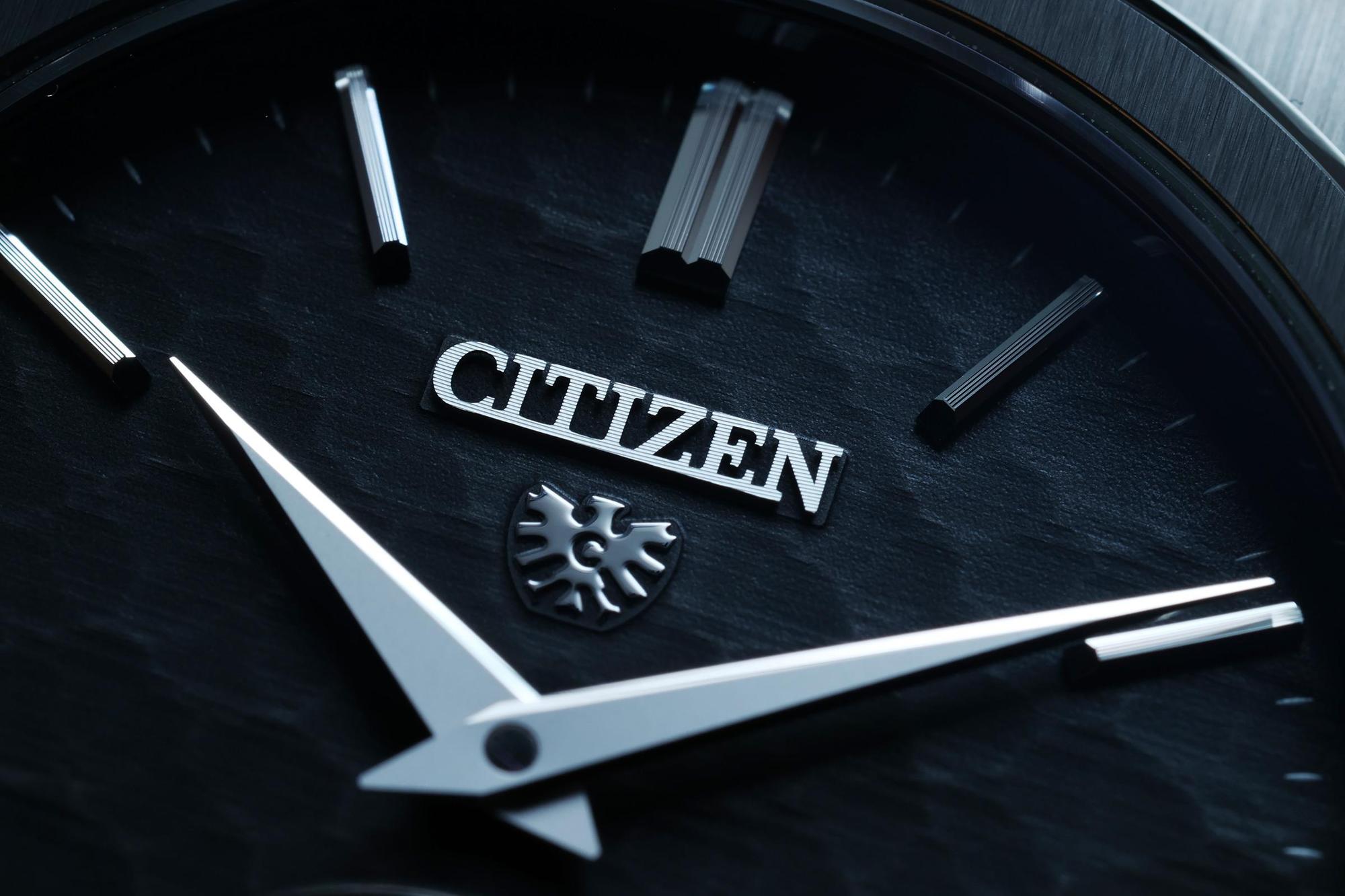 NC0206-18E的面盤層次紋理細膩，The CITIZEN招牌的老鷹圖案看起來更具質感。