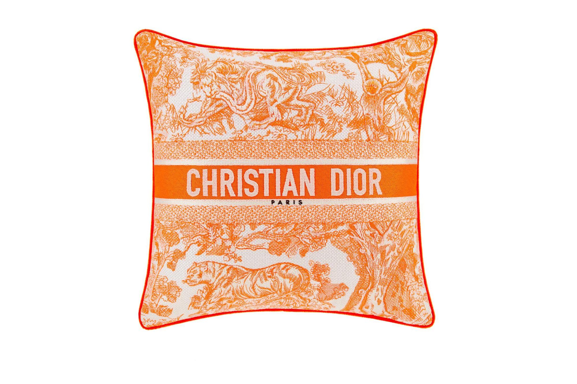 Toile de Jouy法式印花螢光橘方形抱枕。NT$33,000(DIOR提供)