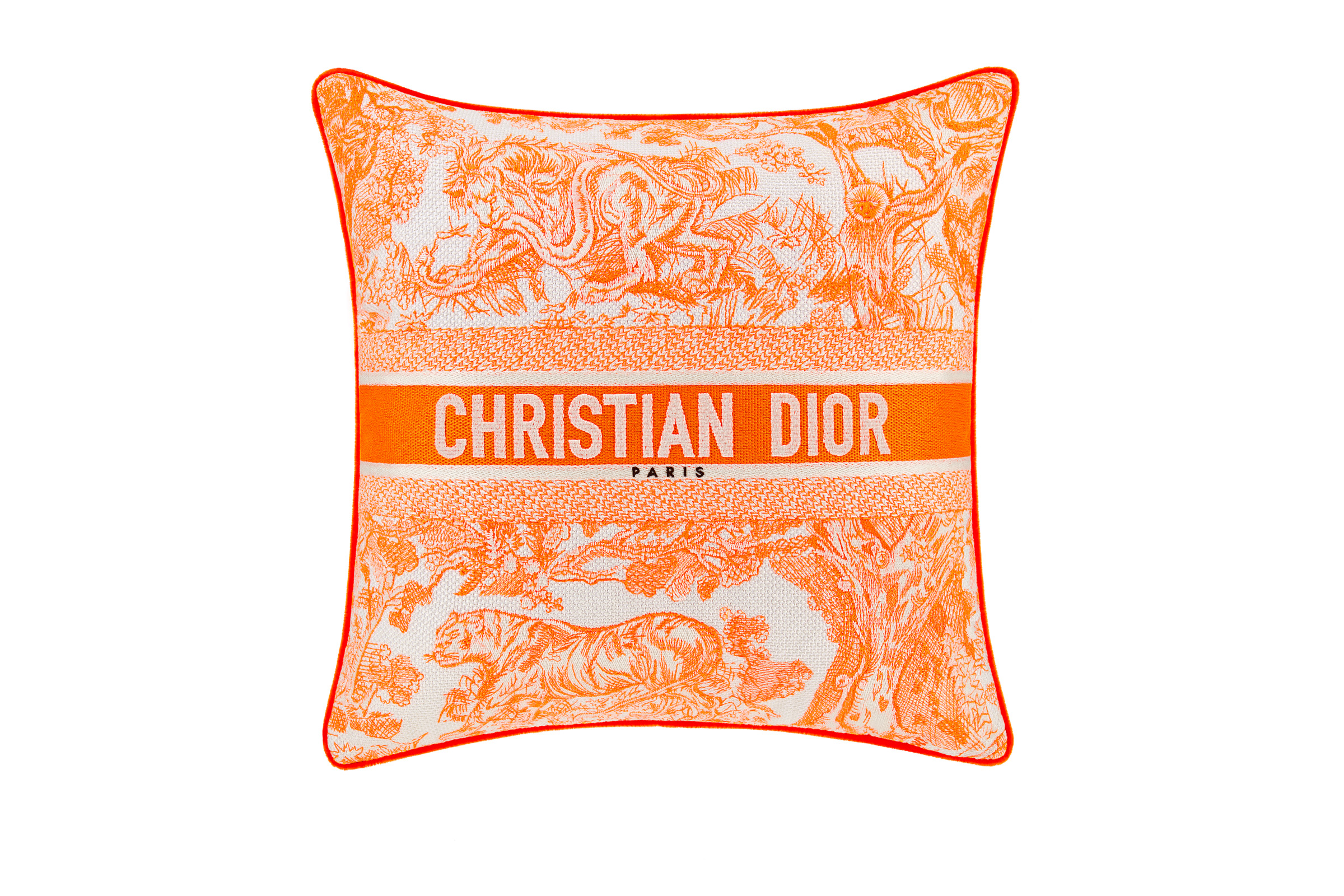 Toile de Jouy法式印花螢光橘方形抱枕。NT$33,000(DIOR提供)