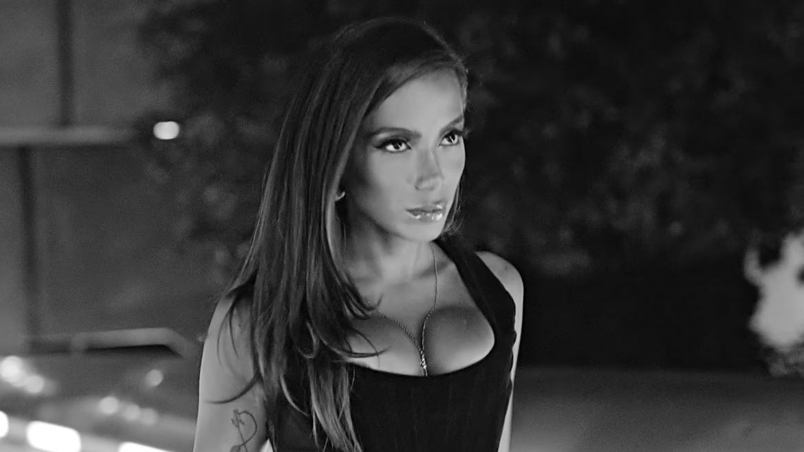 MV請出「拉丁女神」安妮塔 (Anitta) 演出,替〈頭等艙〉增加不少話題。(華納音樂提供)