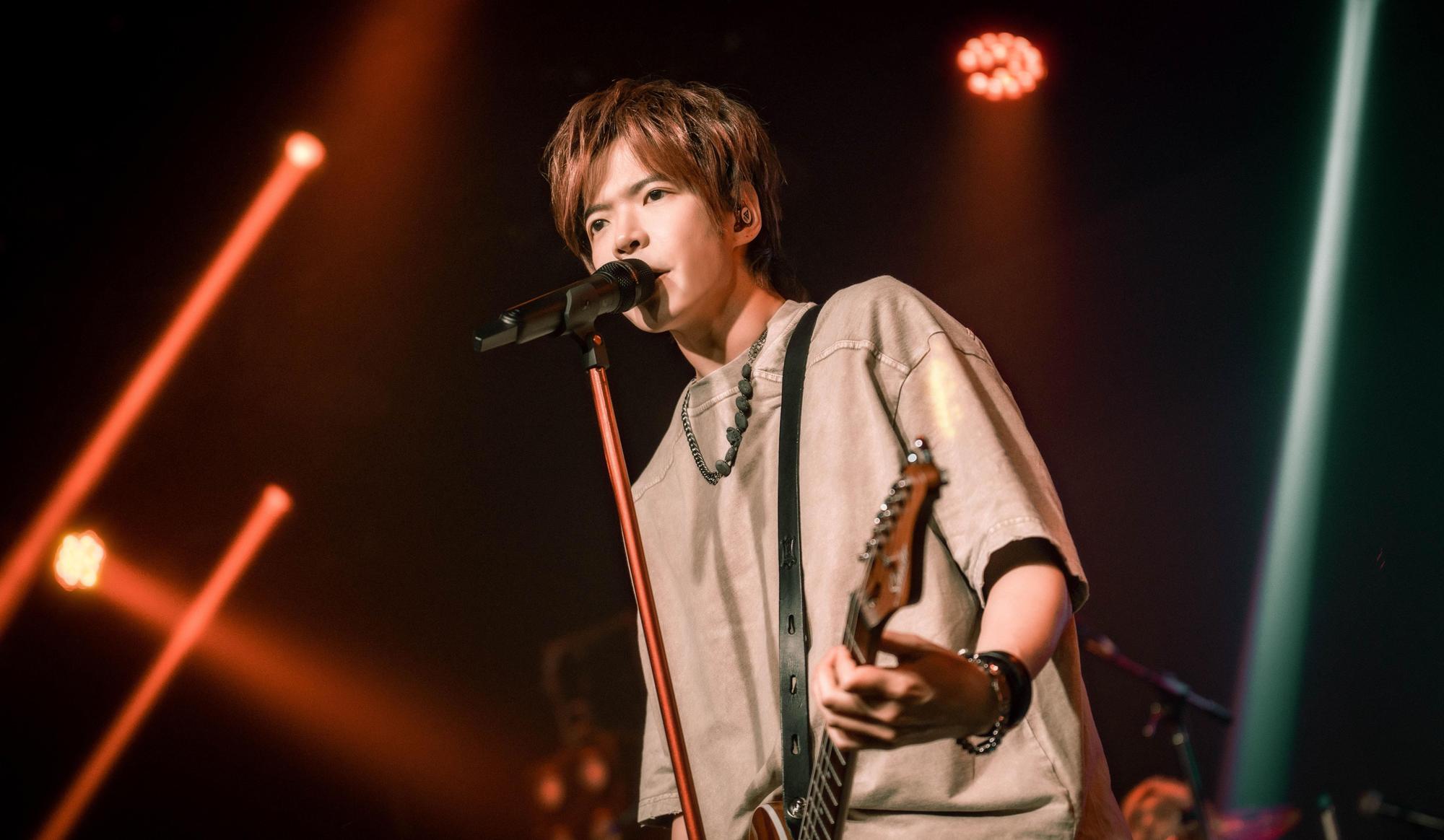 主唱阿璞特別請了訓練員游泳培訓鍛練肺活量。(KKLIVE提供)