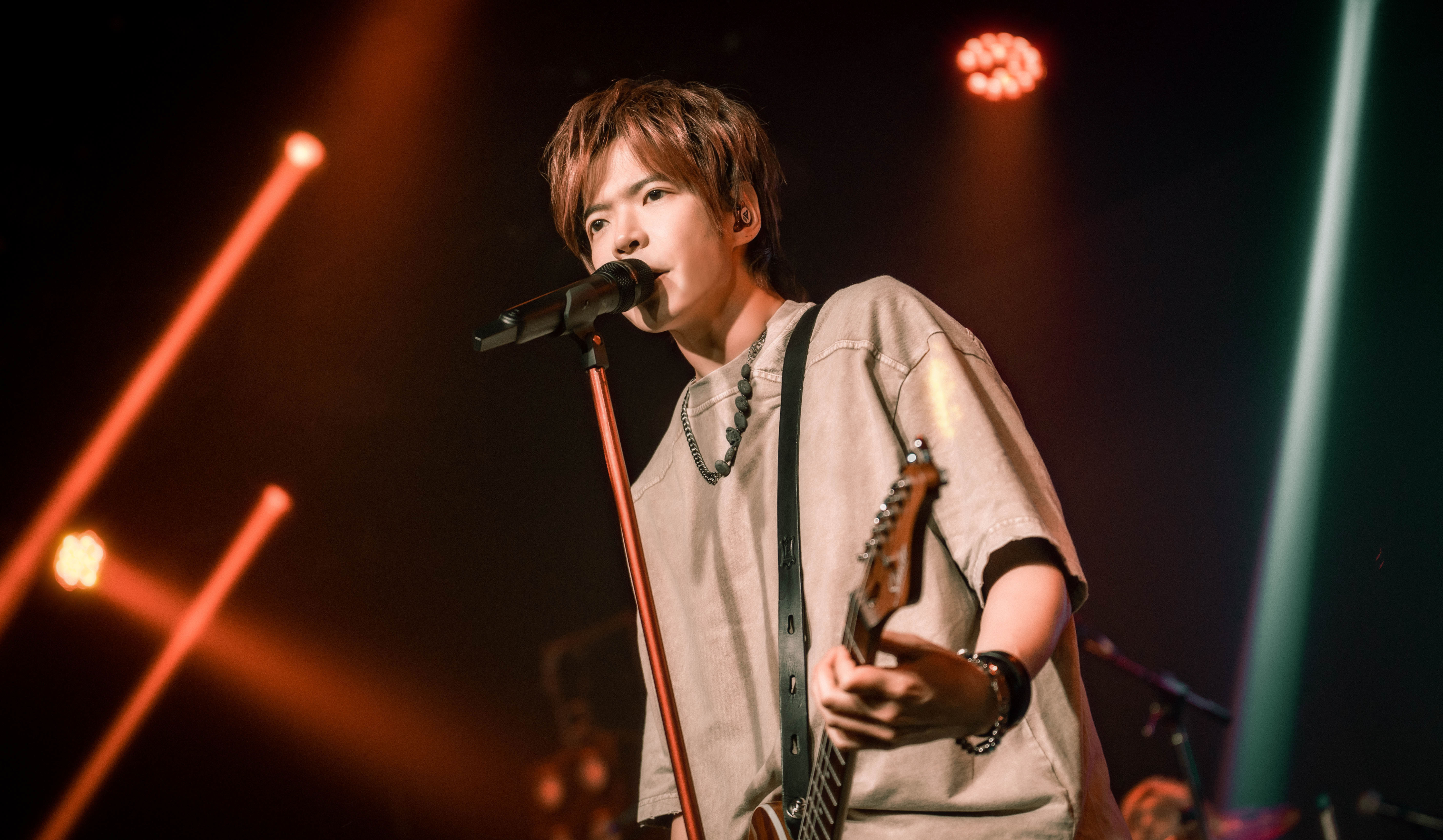 主唱阿璞特別請了訓練員游泳培訓鍛練肺活量。（KKLIVE提供）
