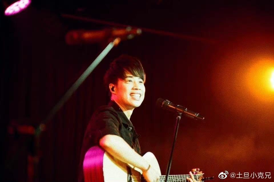 Tank（呂建忠）正式宣告回歸歌壇。(圖／翻攝自土旦小克兄微博）