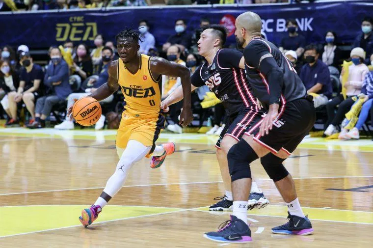 新北中信特攻籃球隊昨（26）日於T1聯盟季後賽奪勝，其中球員阿巴西（左）也一掃之前低潮的陰霾。（官方提供）