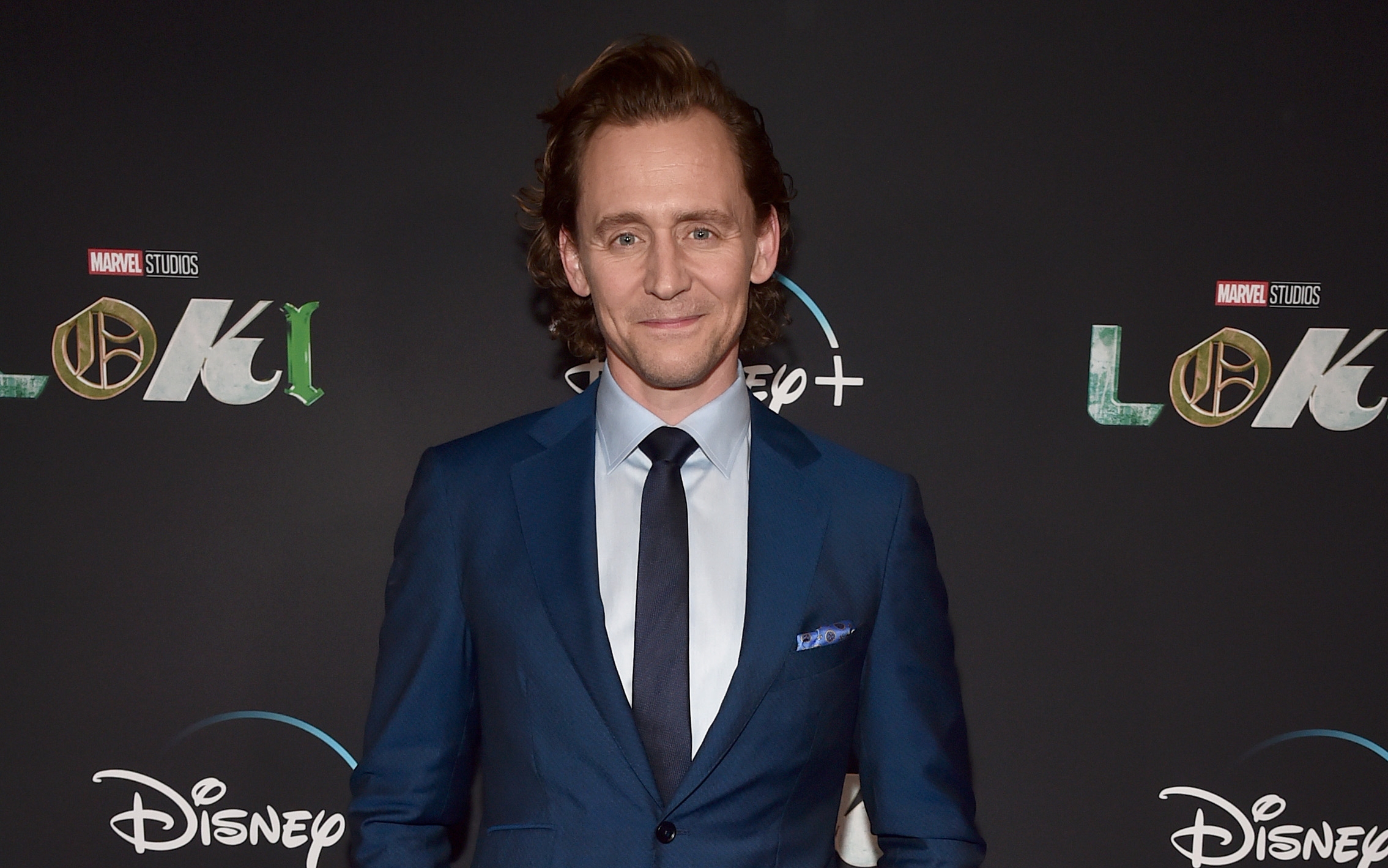 湯姆希德斯頓出席漫威原創影集《洛基》在紐約舉辦的活動。（Disney+提供）