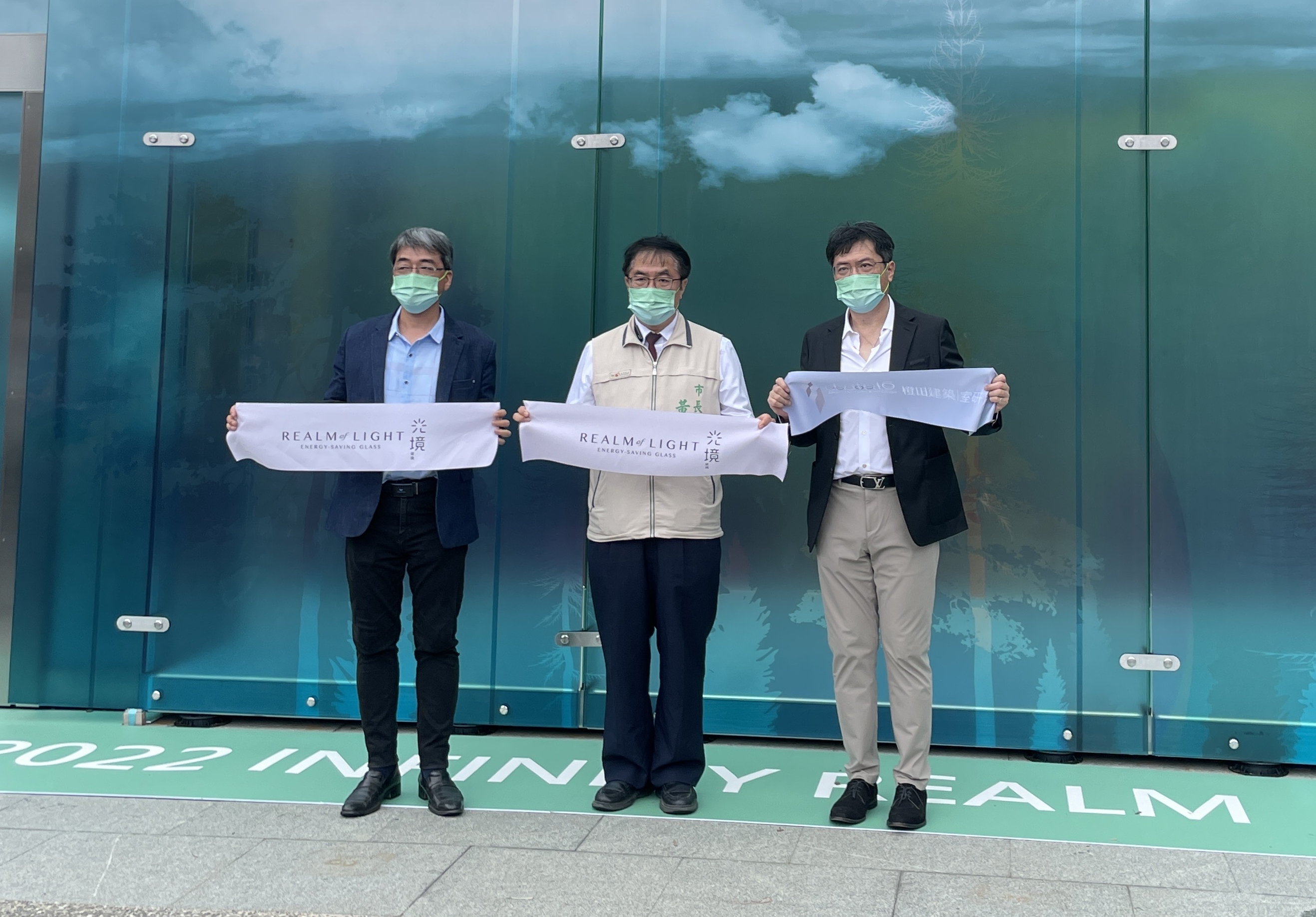 橙田建築室研所羅耕甫（右）與光境玻璃合作的「光之國度」玻璃館首展27日在台南展出。（左為光境玻璃製造商森冠科技總經理陳正勝、中為台南市長黃偉哲，橙田建築室研所提供）