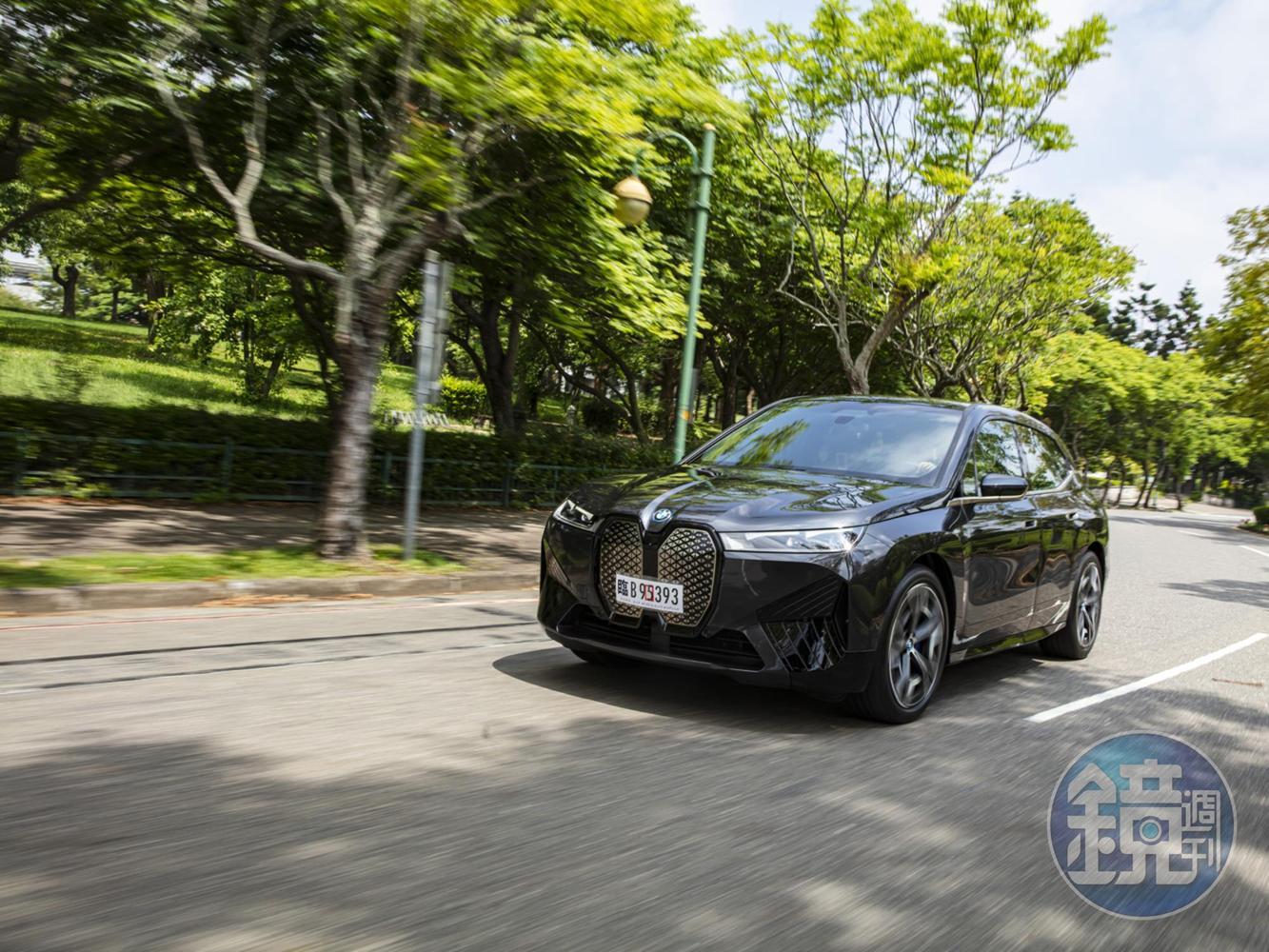 iX具備了X5的車長、X6的車高，以及X7的軸距，看起來雖然有些犯規，但這就是純電平台輾壓油車架構的最大優勢！