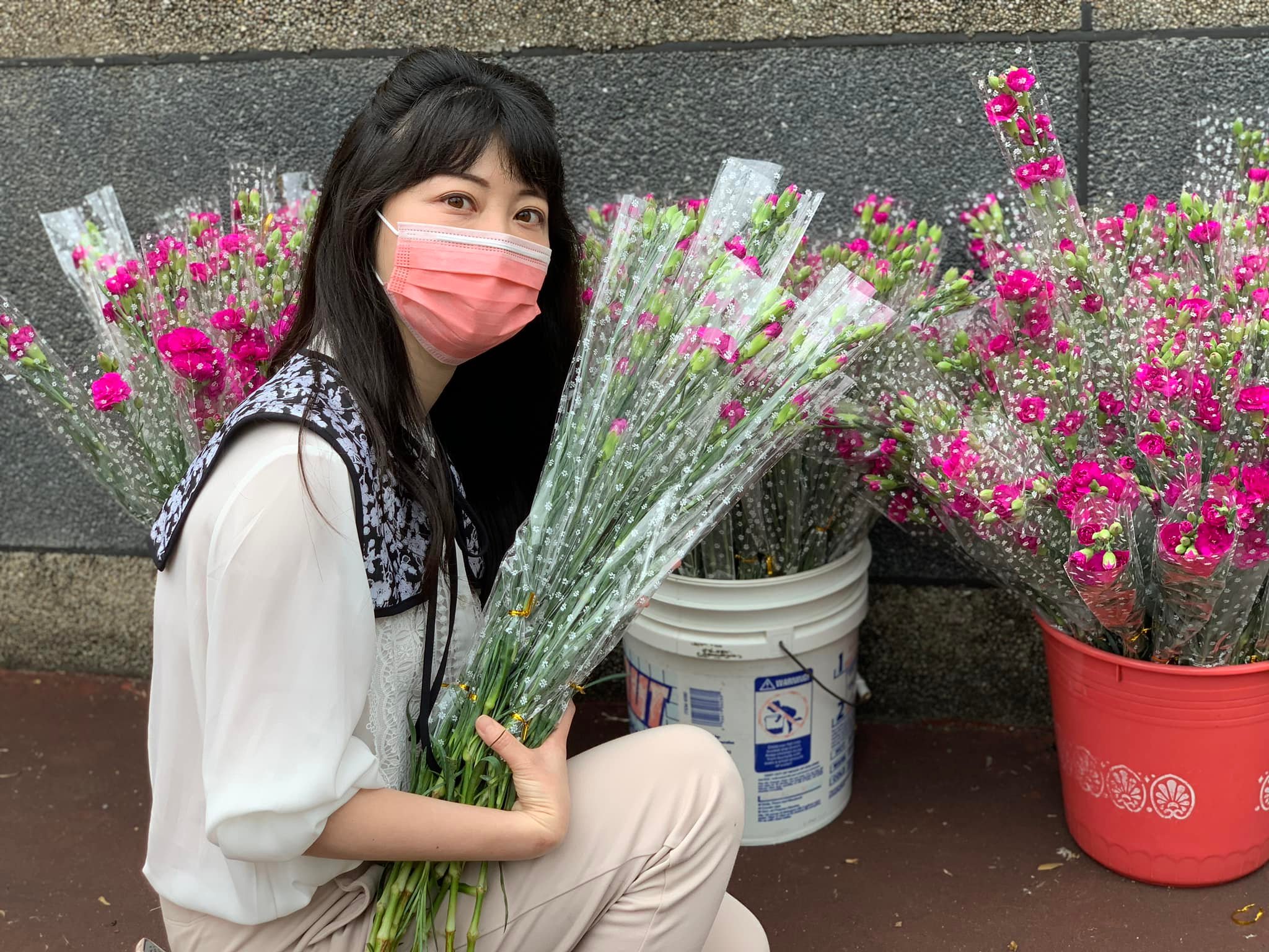 高嘉瑜26日上廣播節目獻唱了一小段王心凌的〈愛你〉，頻頻忘詞還笑稱是新冠造成的「腦霧」。（翻攝自高嘉瑜臉書）