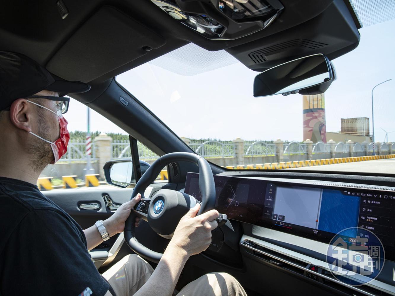 雖然iX xDrive40的xDrive智慧型可變四輪傳動系統在攻克彎道時可以維持還不錯的穩定與指向性，但偏軟的懸吊設定還是壓抑不了側傾的幅度，可見其底盤設定仍以舒適為主。