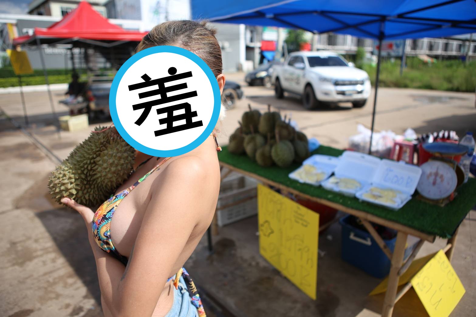 泰國一名單親媽為養活3個小孩,於是在榴槤攤販前身穿比基尼露出好身材吸引顧客。(翻攝臉書)