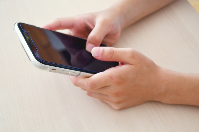 一名男網友表示，高中生妹妹拿安卓手機被同學嘲笑或言語霸凌，讓他覺得很心疼。（示意圖，photoAC）