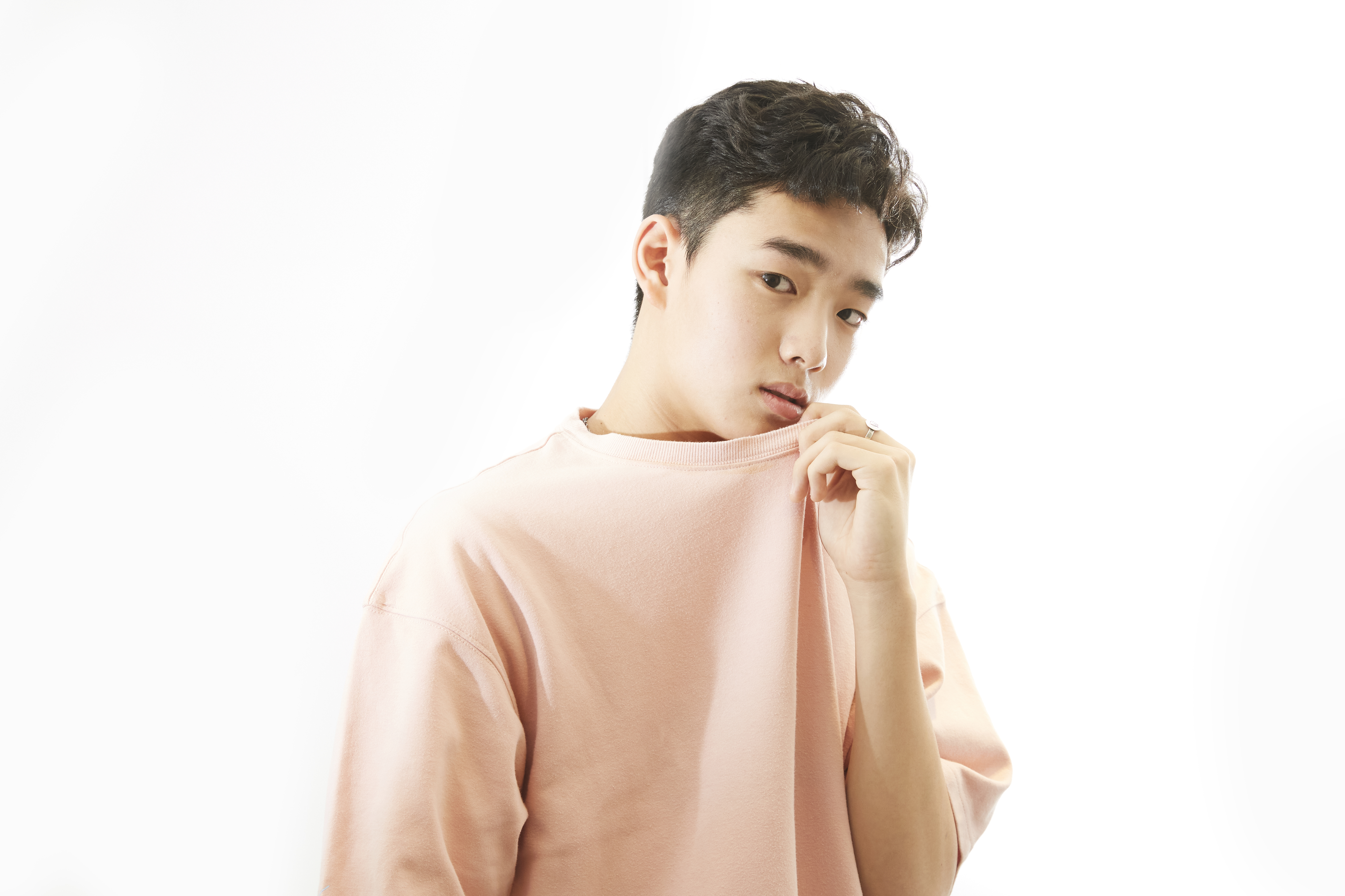 16歲的須須(須弘道)興趣廣泛,唱歌、跳舞、綱琴,打籃球、潛水,可謂動靜皆宜。