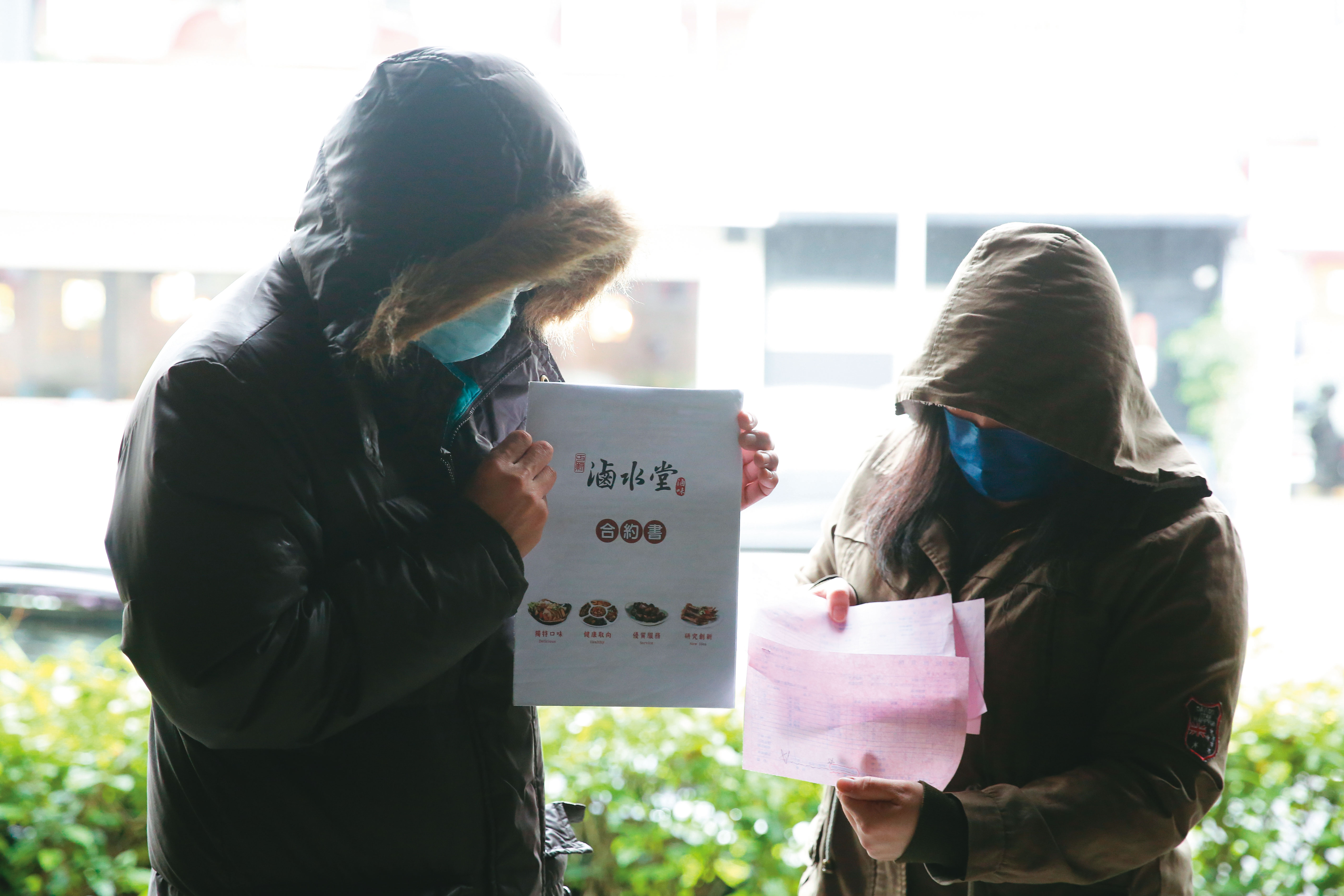 加盟主Ｋ先生（左）偕同友人（右）出面指控王長發集團黑心。