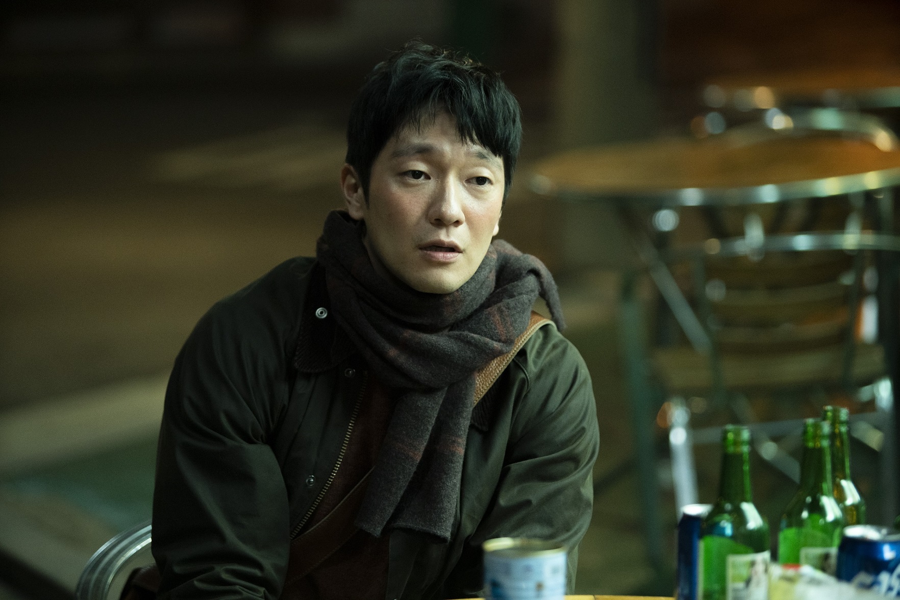 孫錫求在電影《配對遊戲》飾演愛情、工作都不順的雜誌編輯「宇里」，他曾表示這個角色雖然充滿著熱情和欲望，但卻一事無成的模樣，「讓我感同身受。」（車庫娛樂提供）