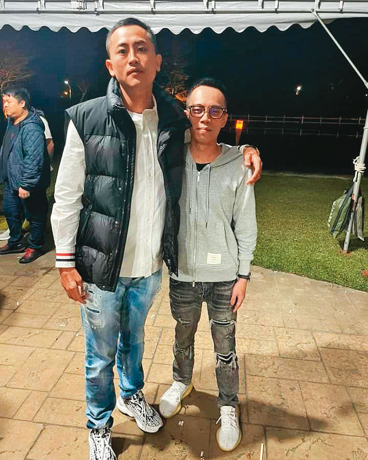 邵御軒（左）否認休假時曾和小弟邱紹瑋（右）聯繫，但卻被邱男IG的合影照打臉。（翻攝邱男IG）