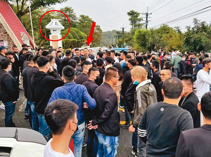 2022.1.8；邵御軒始終否認自己主持金虎佛堂，但他今年1月8日從花蓮外役監放假回家時，門口竟出現超過1百名黑衣人迎接，場面相當盛大，簡直無視公權力存在。（翻攝臉書）