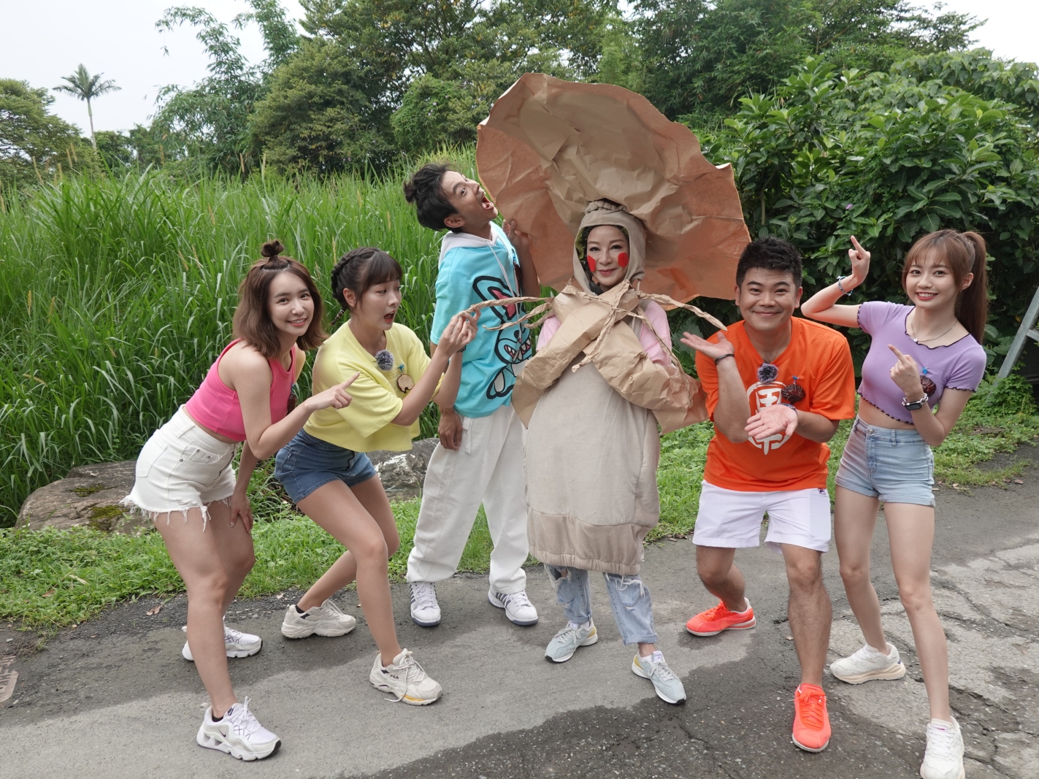 楊繡惠出外景裝扮成靈芝草人被阿翔狠虧。（民視提供）