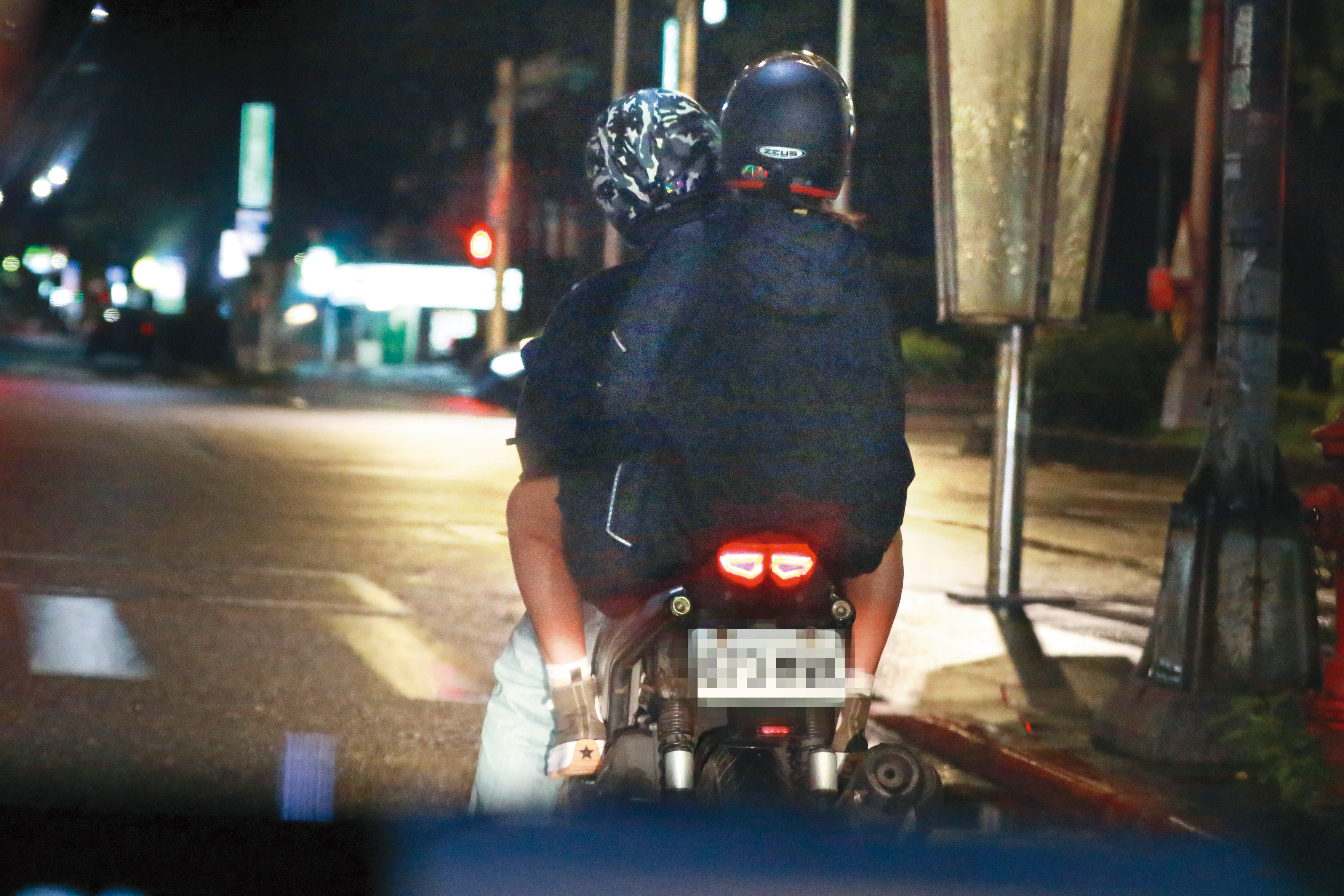 6/22，01:10，吃完飯，高爾宣騎機車往回家路上，芮德從後方緊抱他。