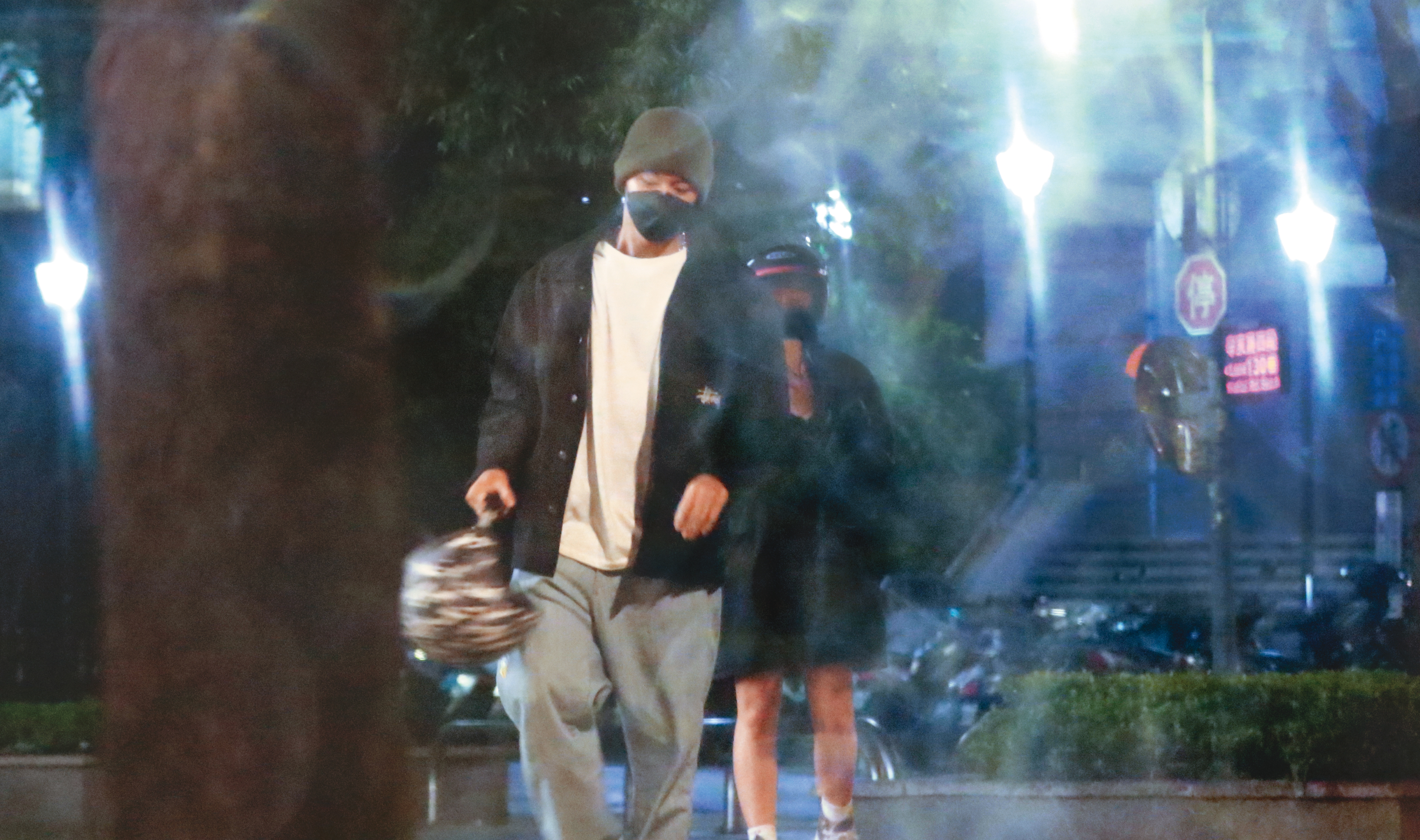 6/22，01:23，發現本刊的蹤影後，高爾宣停車脫下安全帽，走過來詢問；芮德站在原地緊盯他的舉動。