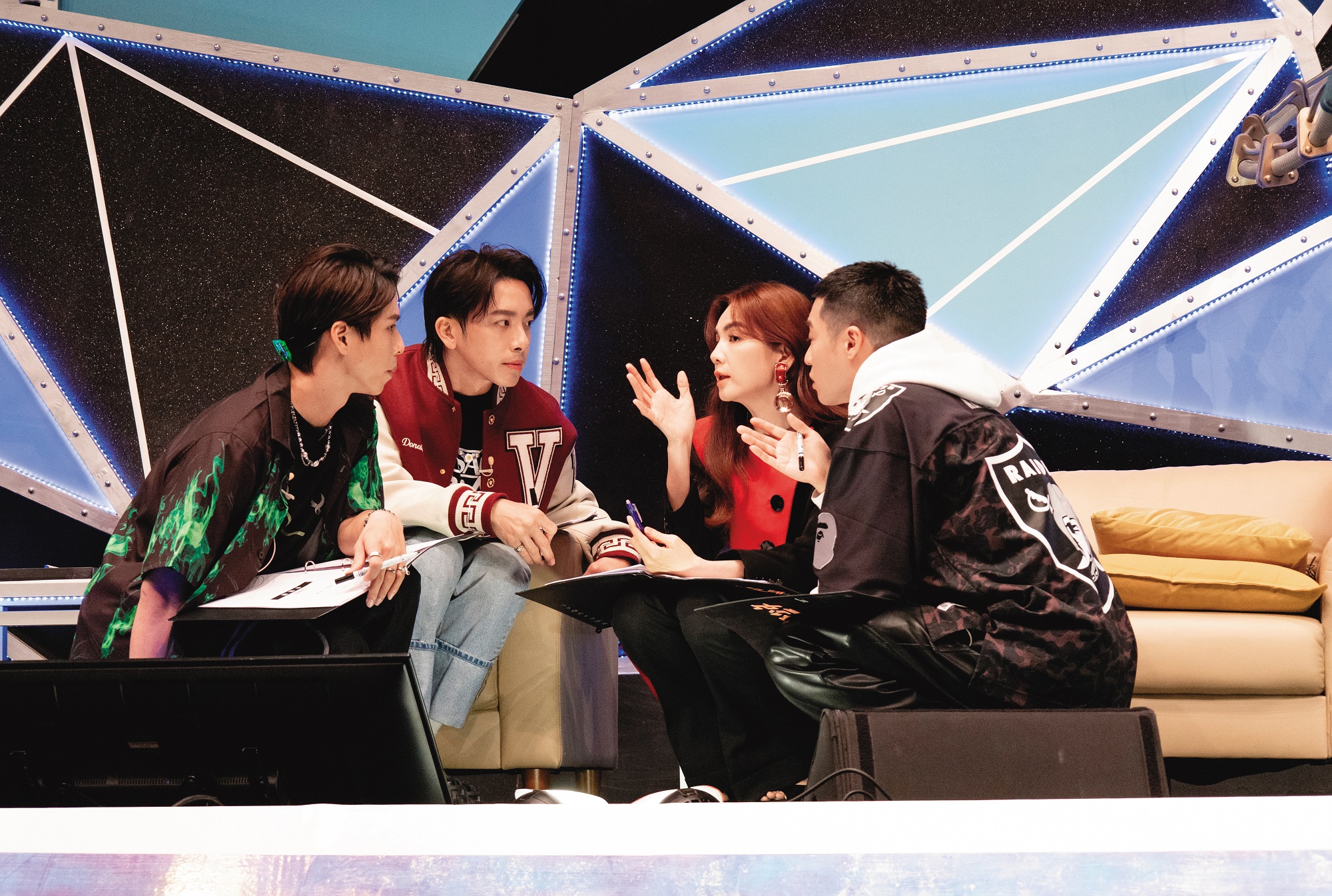 周湯豪(右起)、陳嘉樺、坤達與田一德擔任《原子少年》導師,熱烈討論給予參賽者的評分。(野火娛樂提供)