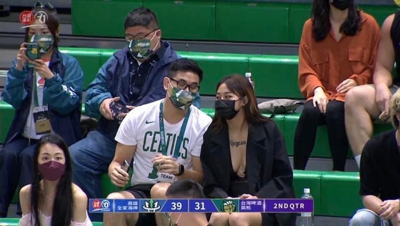 立委蔡易餘（後排左2）觀賽T1季後賽入鏡，網友直言前方深V妹才是重點。（翻攝自蔡易餘 家己人臉書）