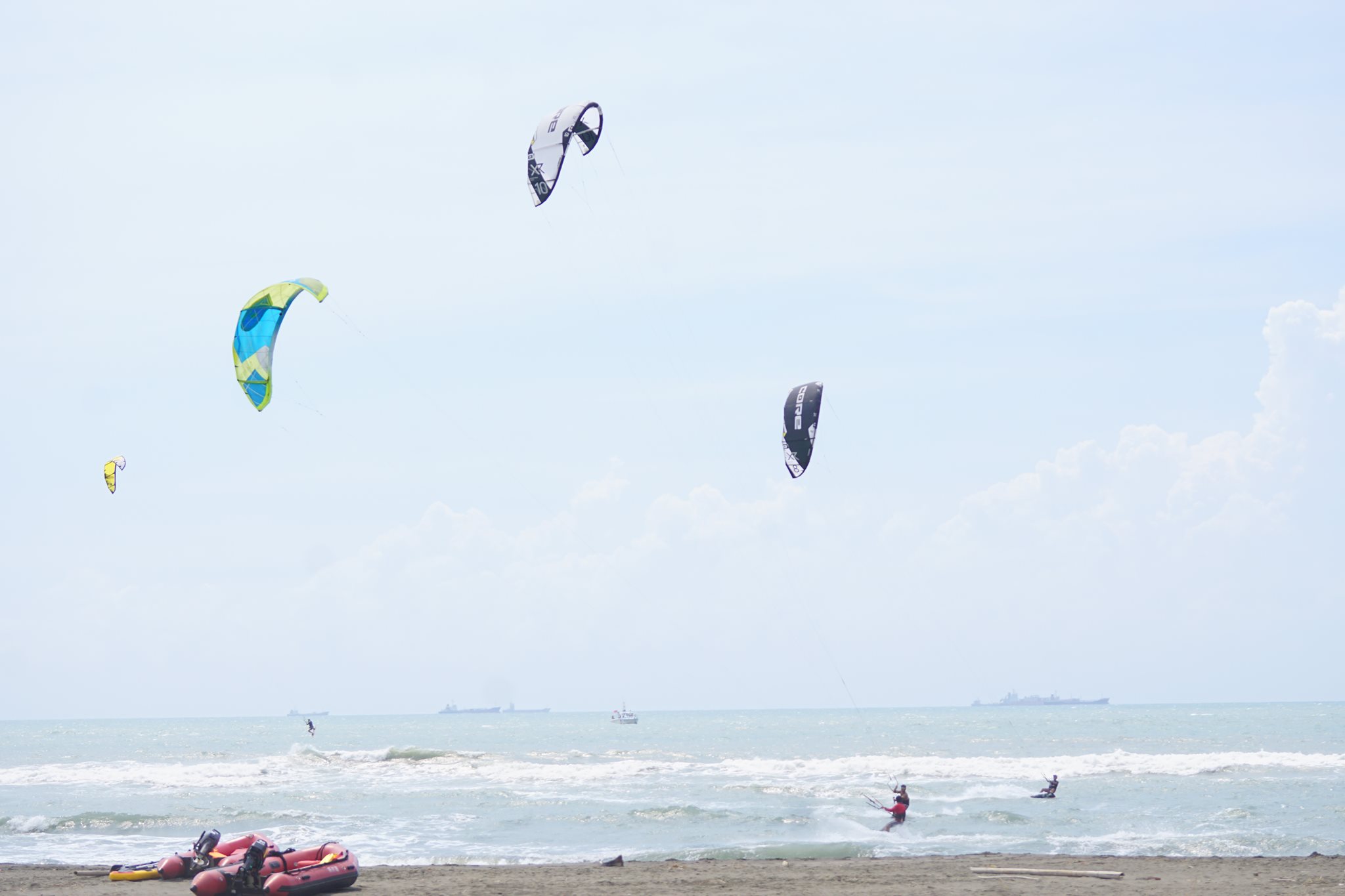 黃金海岸近岸水域提供風箏衝浪體驗。