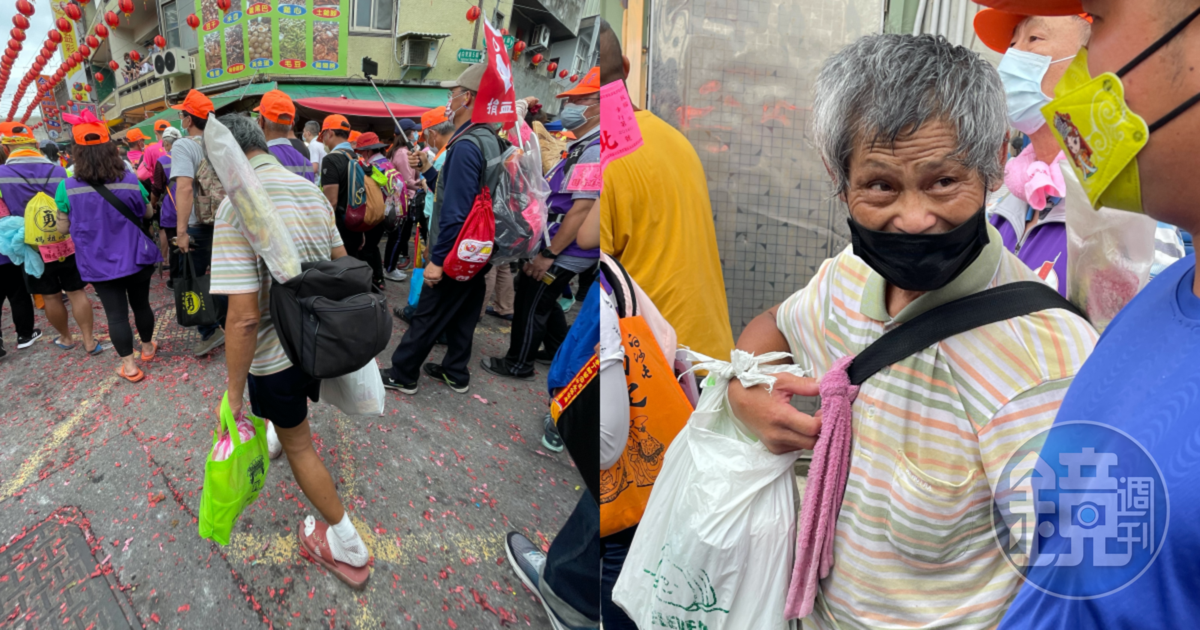 黃姓老翁跟隨白沙屯媽祖北港進香已有7年,信眾擔心誤踩黃姓老翁雙腳,刻意讓出一段空間保持距離。