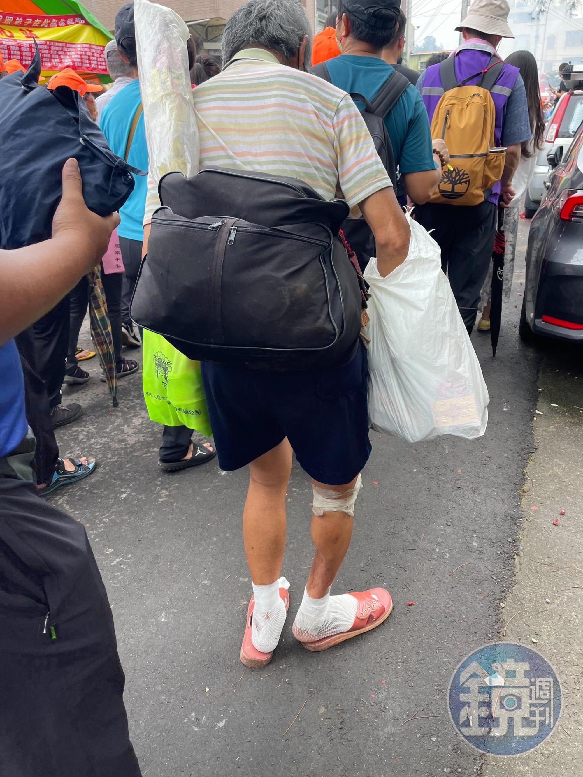 黃姓老翁右小腿萎縮行動不便,仍堅持徒步走完進香路挰。