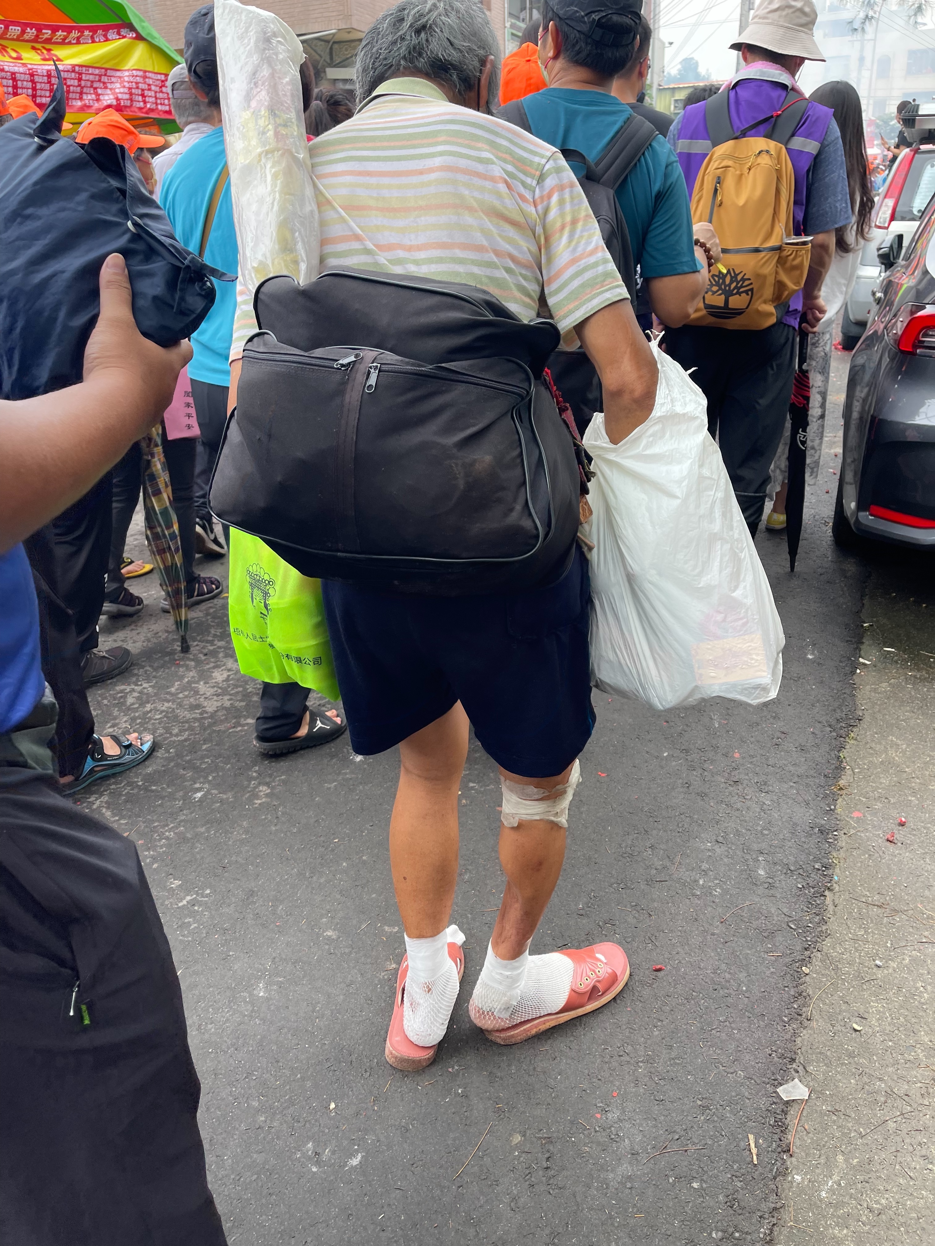 黃姓老翁右小腿萎縮行動不便，仍堅持徒步走完進香路挰。