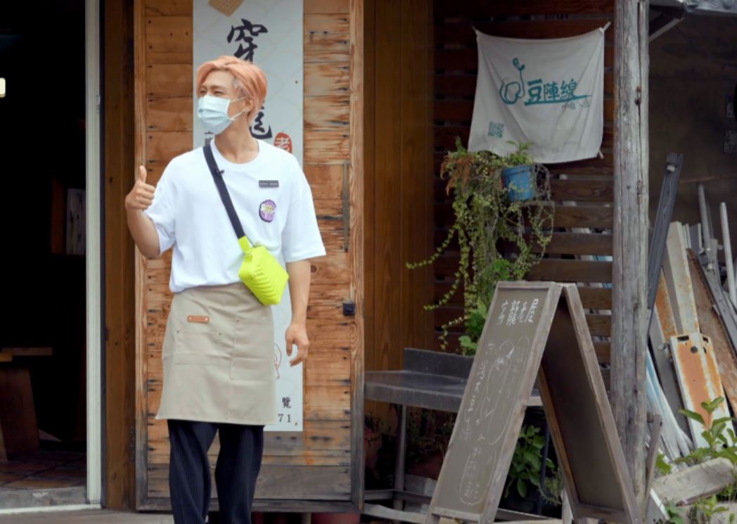 炎亞綸在路邊招攬客人。（TVBS提供）