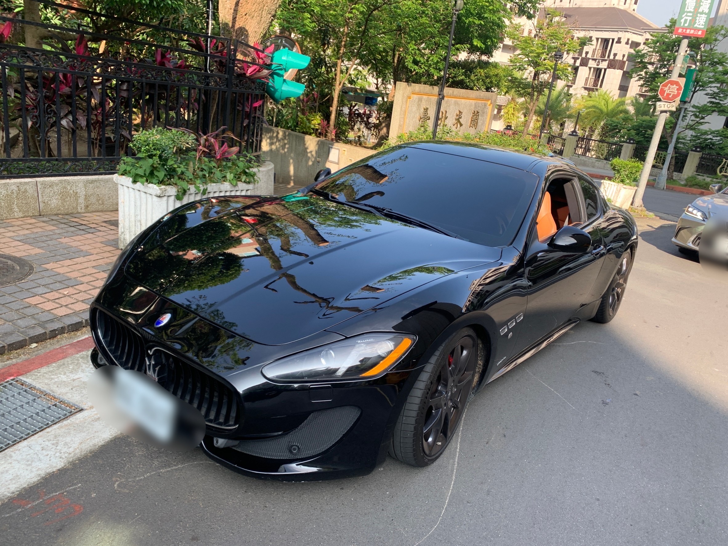 瑪莎拉蒂跑車車主涉嫌酒駕，遭扣車法辦。（翻攝畫面）