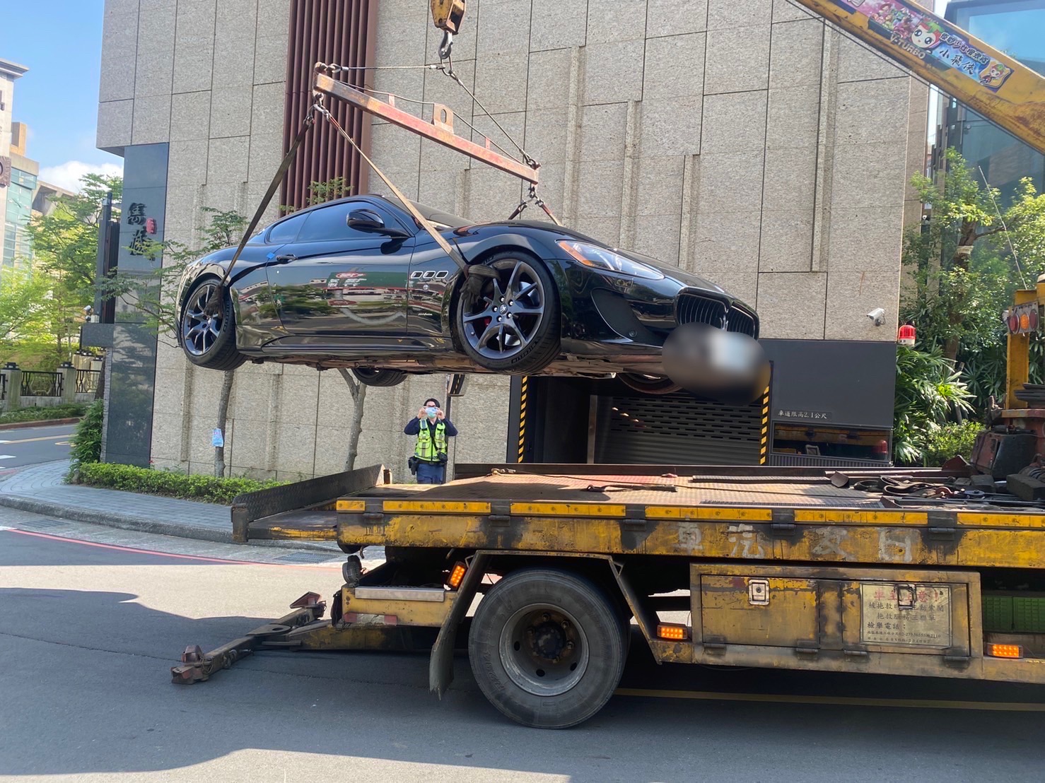  警方找來拖吊車將瑪莎拉蒂跑車移至保管場。（翻攝畫面）