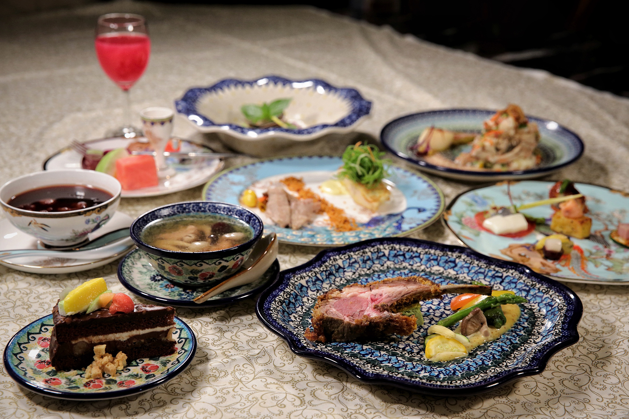 試營運期間,房費包含一泊二食,可在飯店裡品嘗主廚精心準備的豐盛晚餐。