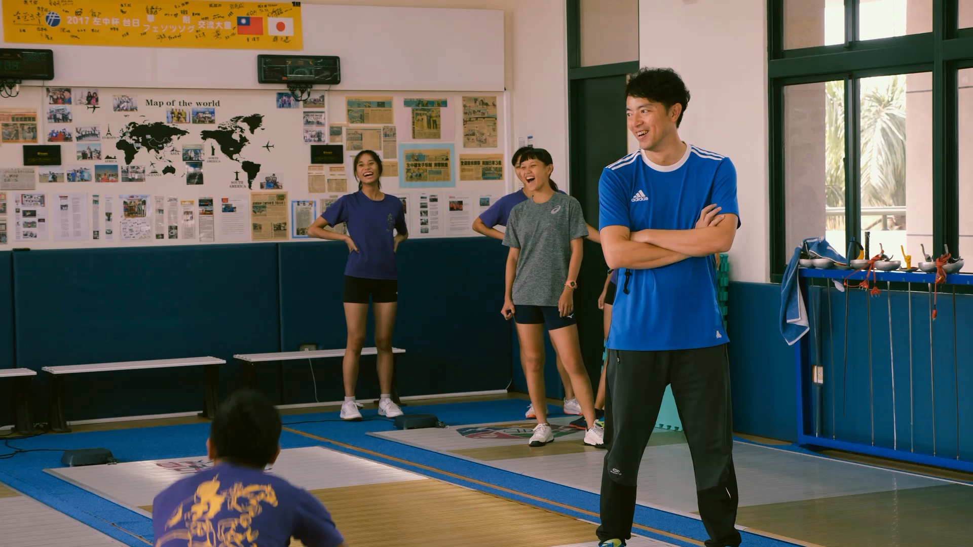 《教練》中的主角林生祥教練（右一）與「現代五項」選手陳佑萱（右二）。（佳映提供）