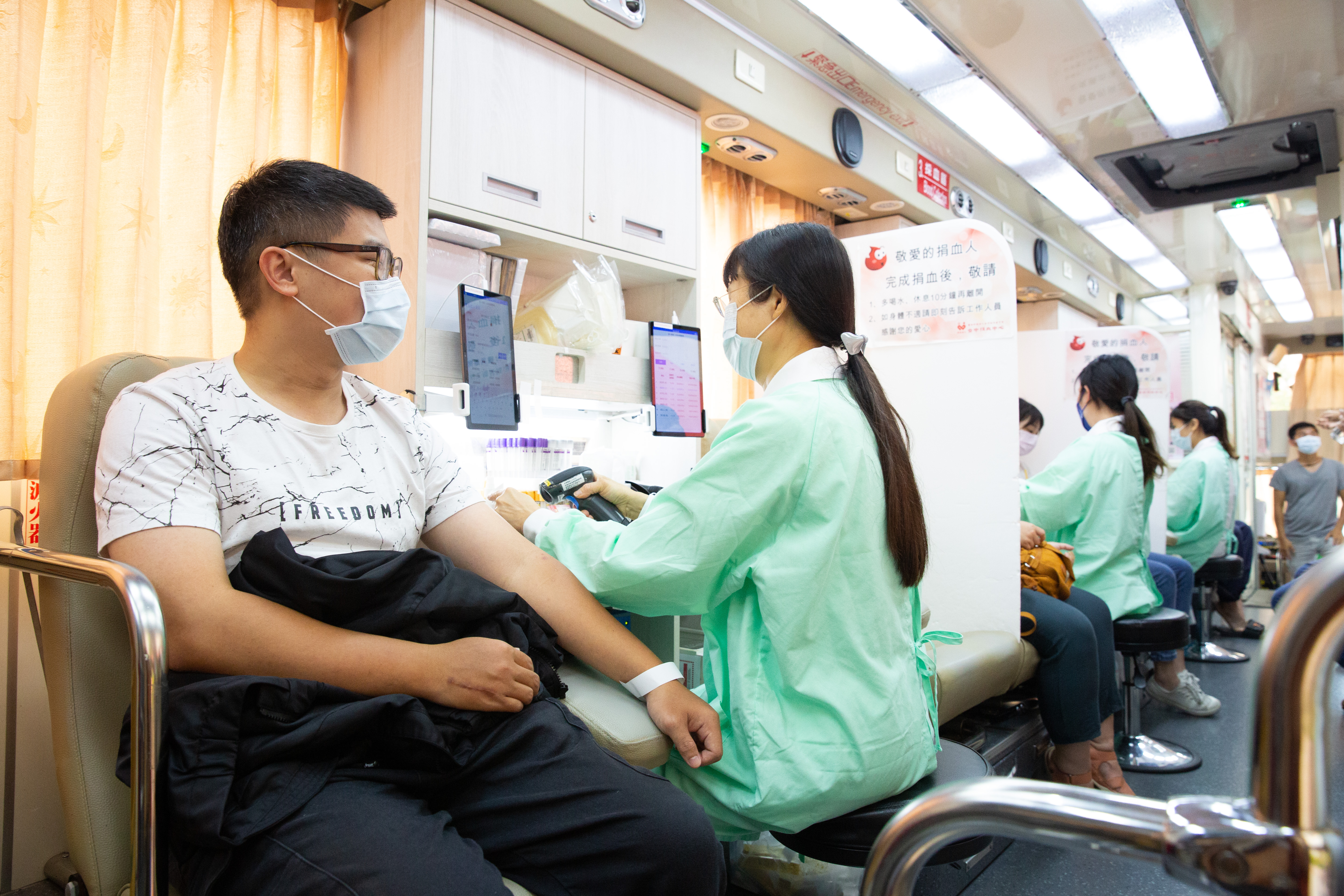 由於COVID-19疫情加上梅雨鋒面，影響民眾出門捐血意願，不過卻讓全台多處血庫拉警報。（本刊資料照）