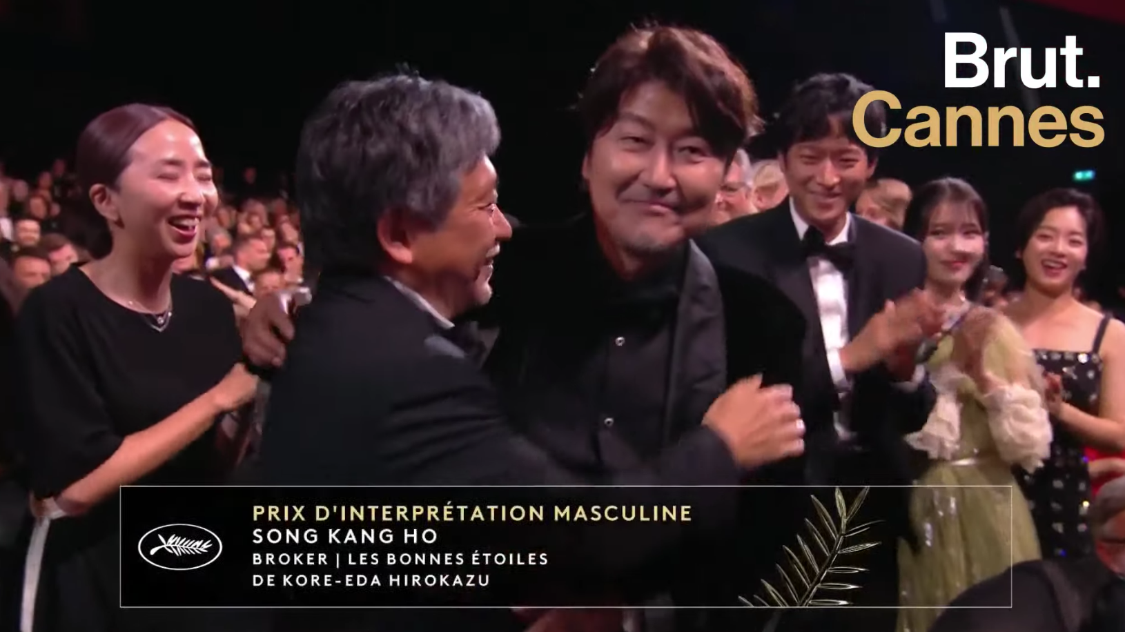 宋康昊與導演是枝裕和激動擁抱,姜棟元、IU和李周映都為他開心。(截圖自Brut. Cannes YT)