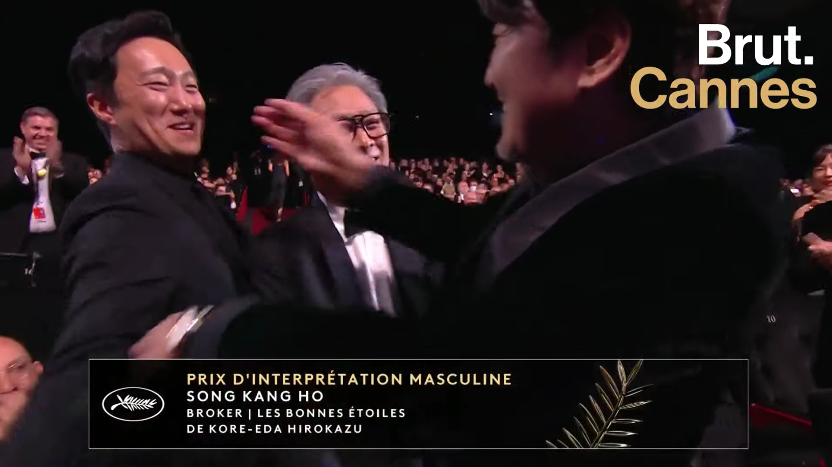 宋康昊上台前不忘和朴贊郁導演(中)和朴海日互相祝賀。(截圖自Brut. Cannes YT)