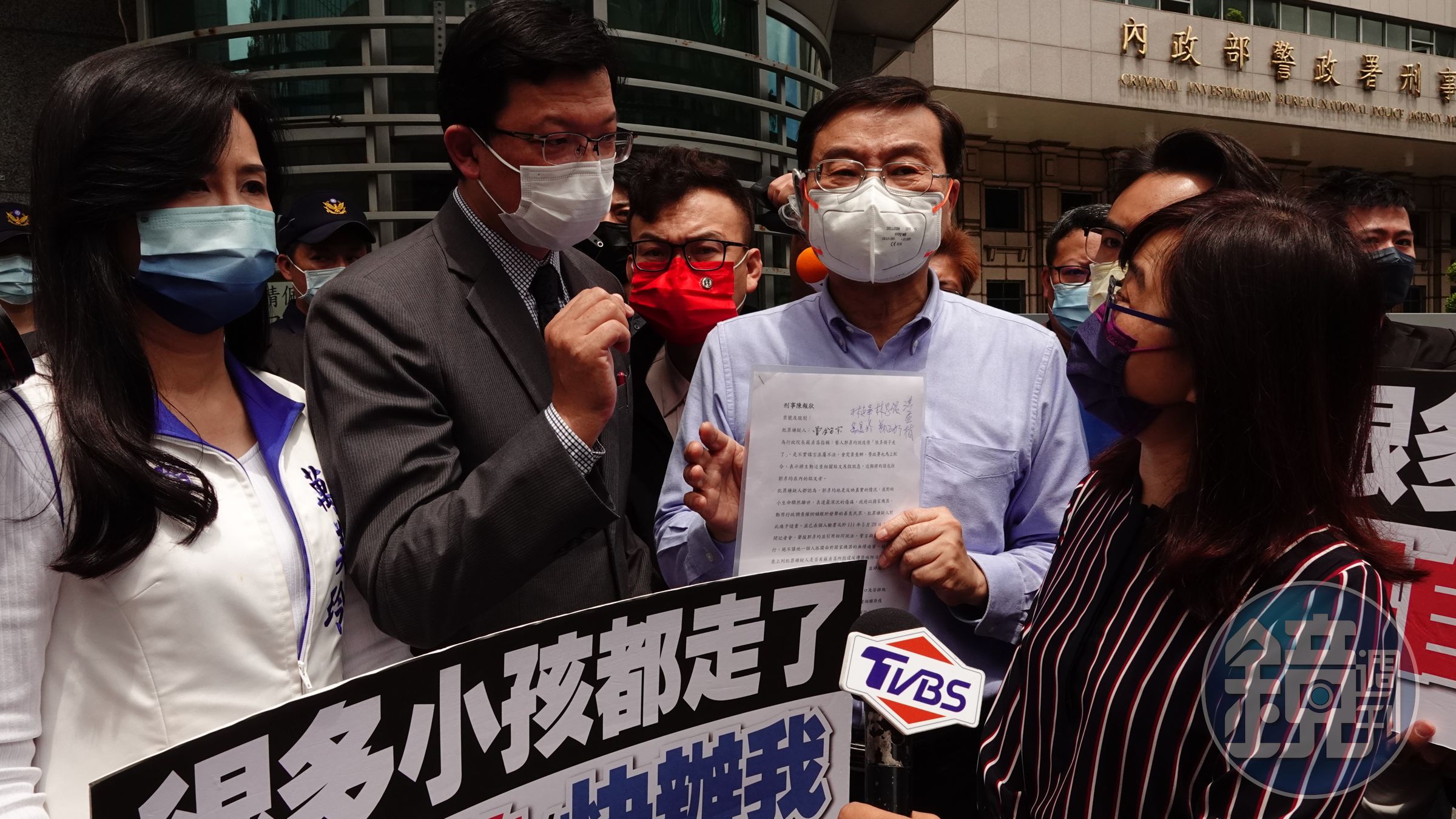 曾銘宗（右二）、萬美玲（左一）等6位立委，集體前往刑事局自首「散布假消息」，要求刑事局立即製作筆錄，刑事局副局長黃家琦（左二）出面說明。