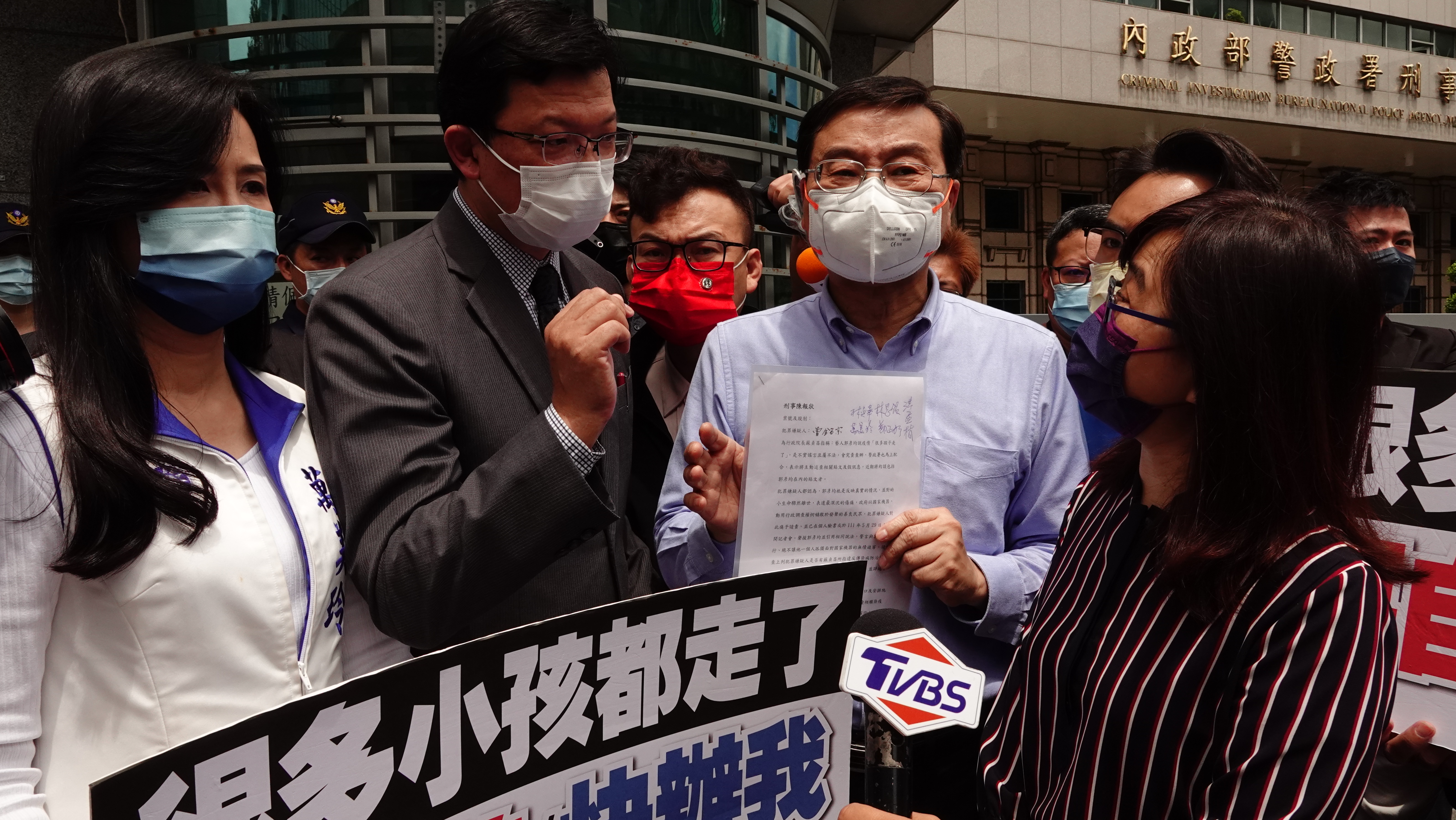 曾銘宗（右二）、萬美玲（左一）等6位立委，集體前往刑事局自首「散布假消息」，要求刑事局立即製作筆錄，刑事局副局長黃家琦（左二）出面說明。