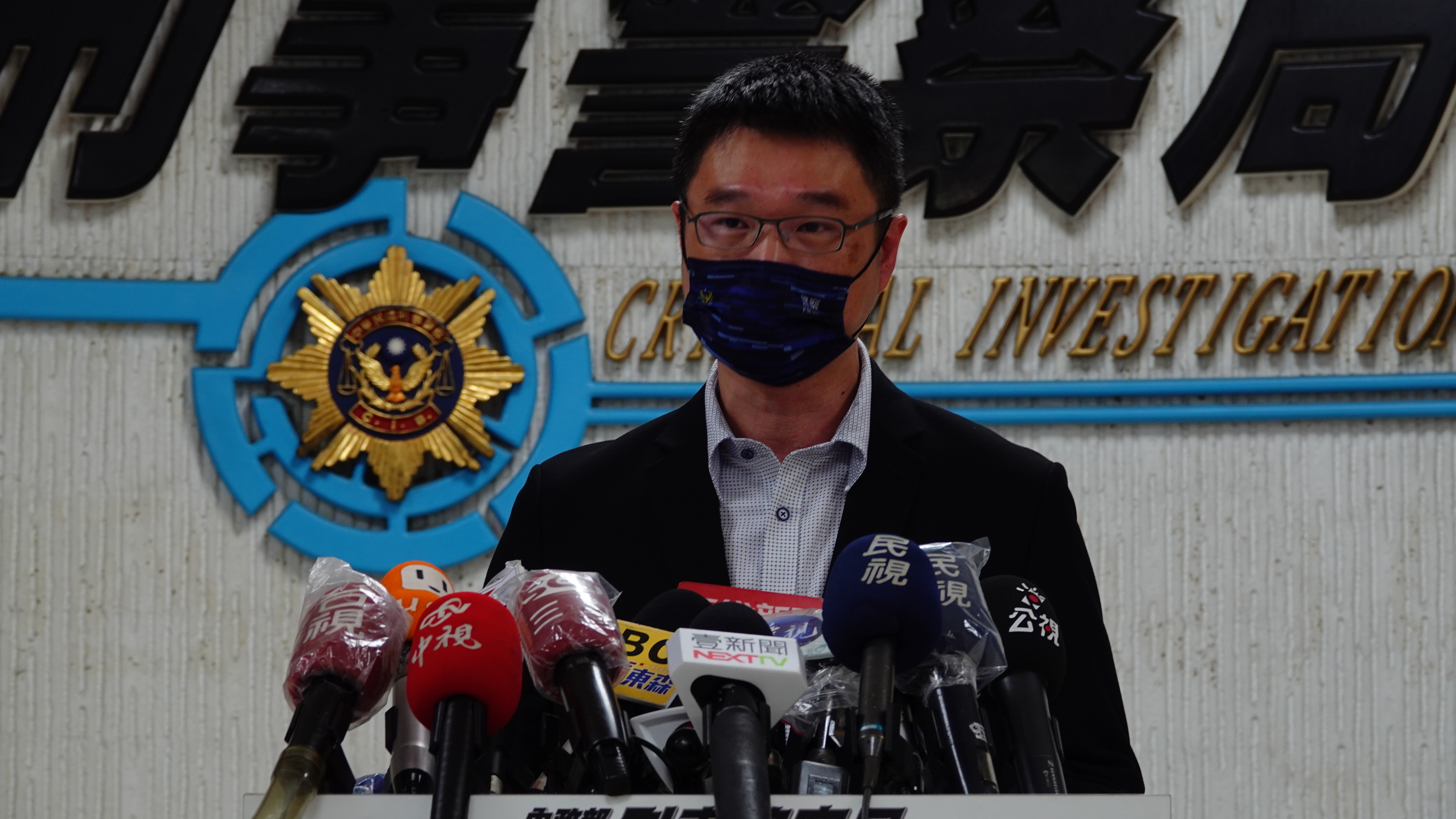 警政署資訊室主任林建隆說明在輿情蒐集過程中，警方在網路社群發現的異常現象。