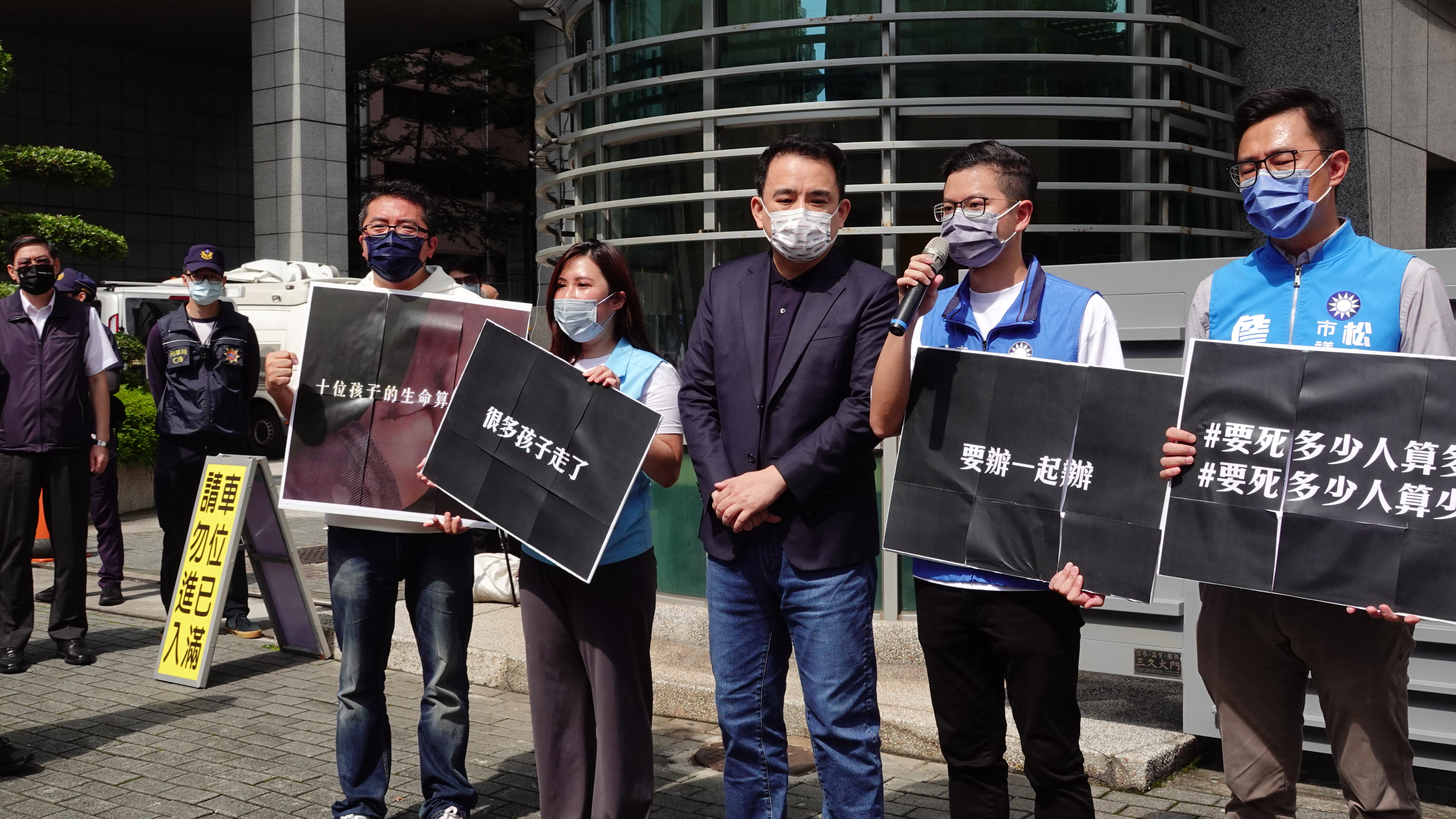 國民黨籍6位市議員參選人上午也在刑事局大門口舉辦「很多小孩走了、要辦一起辦」記者會，抗議政府打壓言論自由。