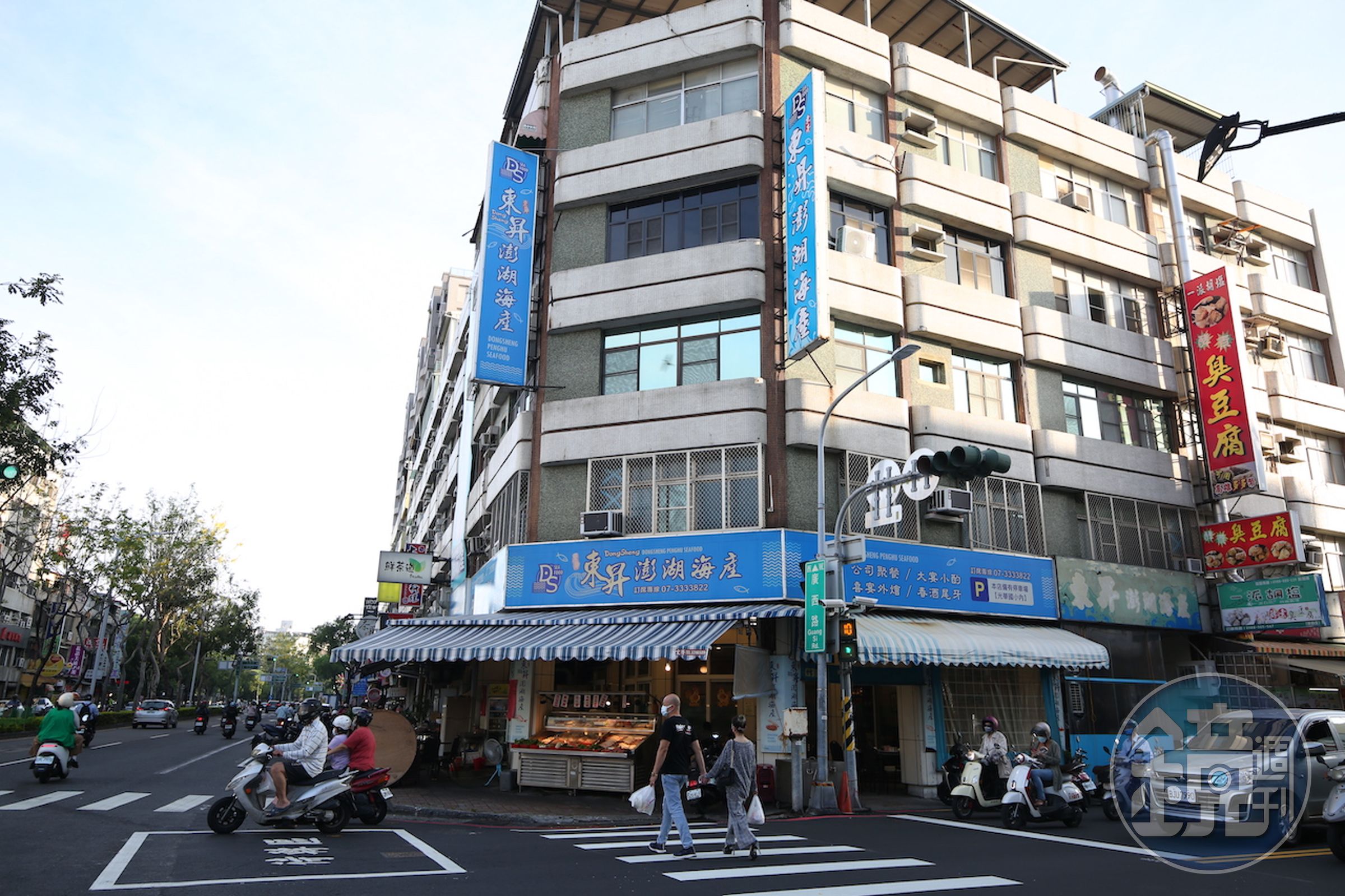 「東昇澎湖海產」霸氣駐立在高雄光華夜市路口，對面還有在地知名海鮮「海慶海鮮餐廳」，該區曾是海產店一級戰區。