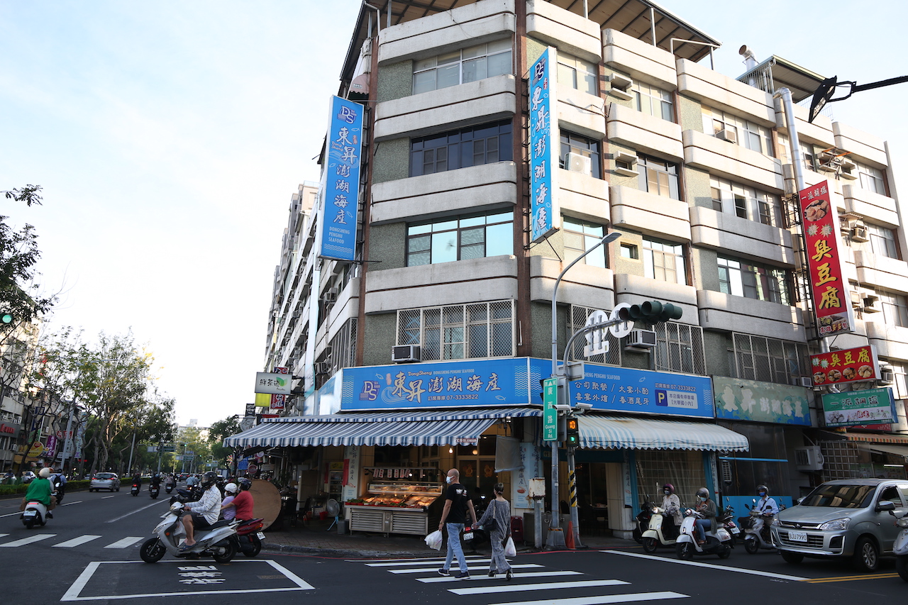 「東昇澎湖海產」霸氣駐立在高雄光華夜市路口，對面還有在地知名海鮮「海慶海鮮餐廳」，該區曾是海產店一級戰區。